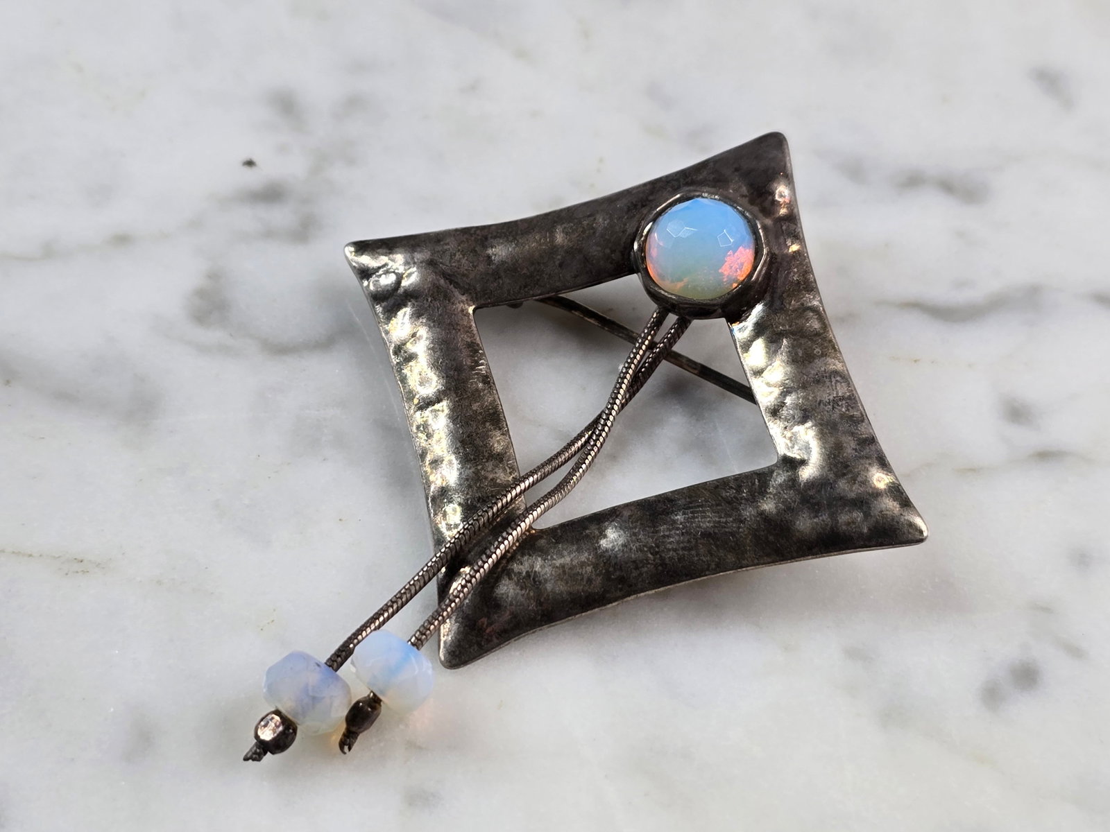 Womens Vintage Sterling Silver Hammered Modernist Brooch Pendant: A WOMENS VINTAGE ESTATE STERLING SILVER HAMMERED MODERNIST BROOCH/PENDANT. THE BROOCH MEASURES 2 1/2" LONG BY 1 7/8" WIDE, AND WEIGHS 10.4g. ANY QUESTIONS, PLEASE DON'T HESITATE TO ASK. MAKES AN ATTRA