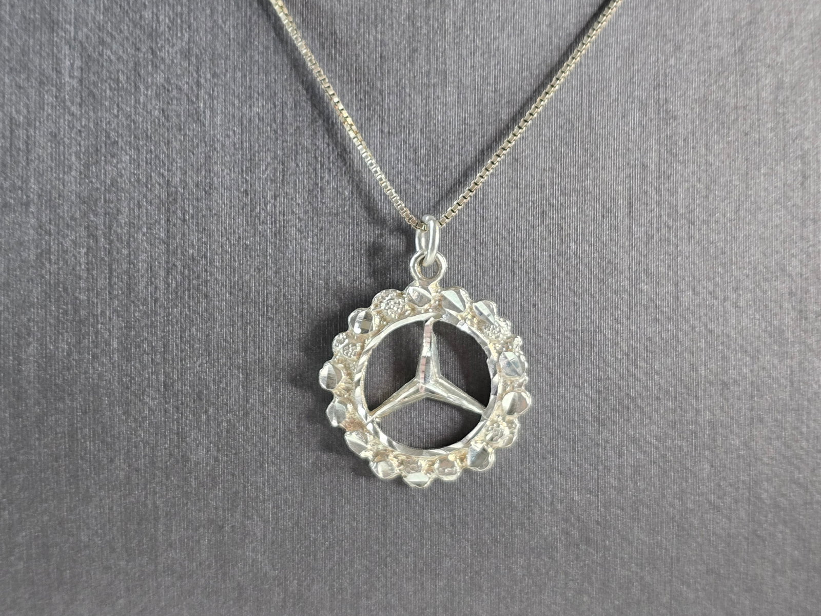 Womens Vintage Estate Sterling Silver Mercedes Pendant Necklace: A WOMENS VINTAGE ESTATE STERLING SILVER NECKLACE WITH MERCEDES PENDANT . PENDANT AND NECKLACE WEIGH 4.5g AND THE PENDANT MEASURES 1" LONG BY 7/8" WIDE. NECKLACE MEASURES 20" LONG. MAKES A GREAT GIFT F