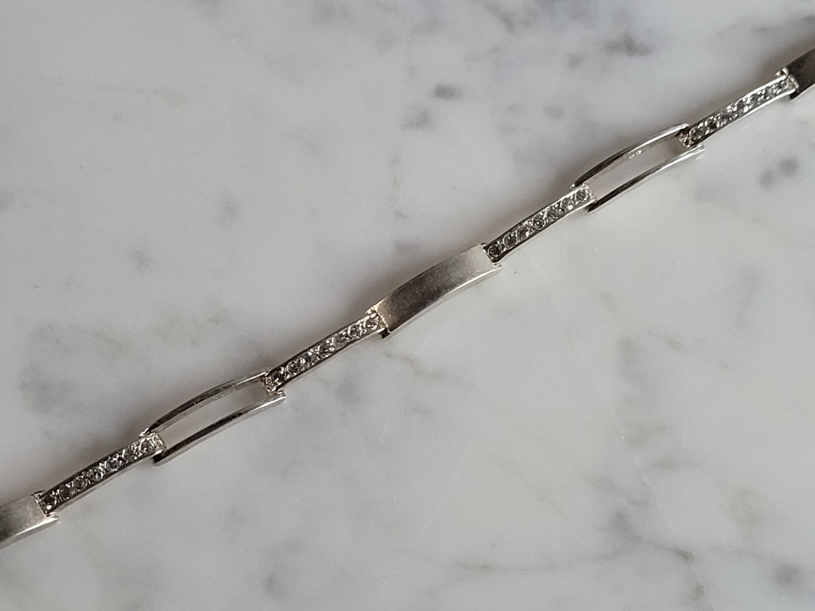 Womens Vintage Estate Sterling Silver CZ Bracelet: A WOMENS VINTAGE ESTATE STERLING SILVER CZ BRACELET. BRACELET MEASURES 7 3/4" LONG BY 3/16" WIDE, AND WEIGHS 7.4g. THIS WOULD MAKE A LOVELY GIFT FOR THAT SOMEONE SPECIAL. ANY QUESTIONS, PLEASE DON'T H