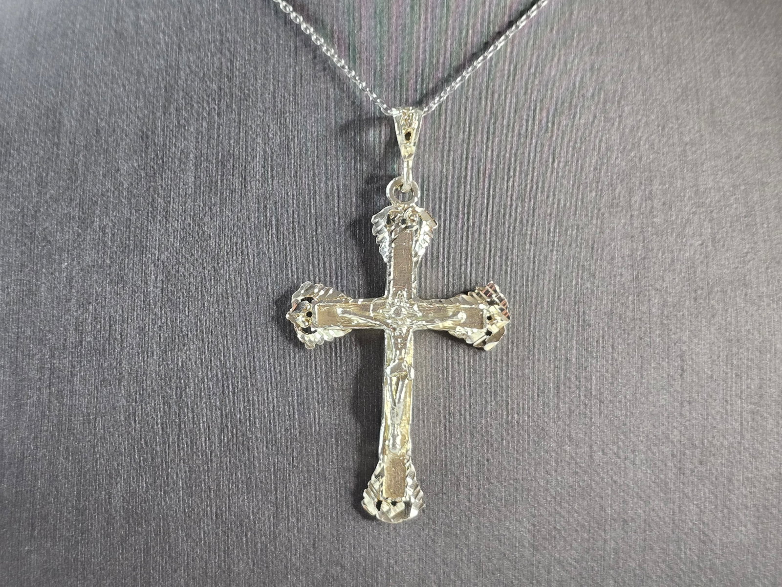 Vintage Estate Sterling Silver Religious Cross Pendant Necklace: A VERY NICE WOMENS VINTAGE ESTATE STERLING SILVER RELIGIOUS CROSS PENDANT WITH NECKLACE THAT WEIGHS 6.7g. THE PENDANT MEASURES 2 3/8" LONG BY 1 1/4" WIDE. THE NECKLACE MEASURES 18" LONG. ANY QUESTIONS