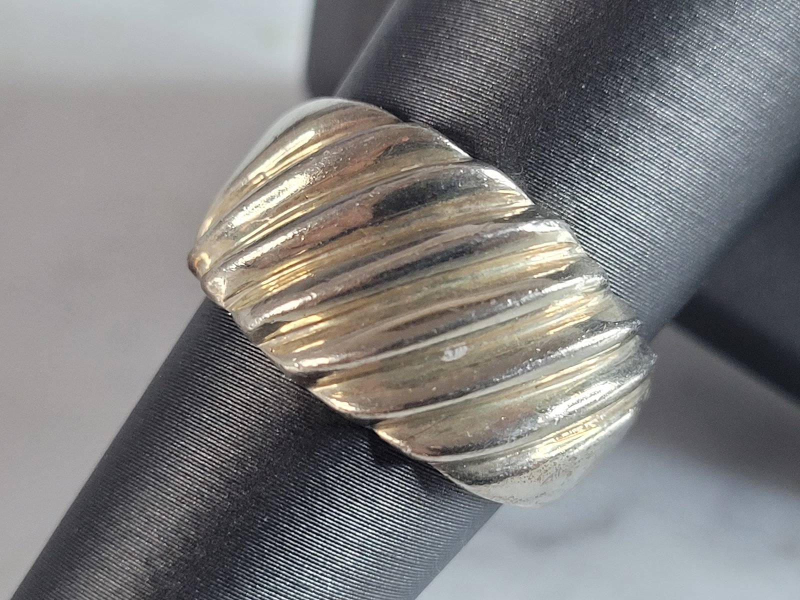 Womens Vintage Estate Sterling Silver Modernist Ring: A WOMENS VINTAGE ESTATE STERLING SILVER MODERNIST RING. THE TOTAL WEIGHT OF THE RING IS 7.9g. THE RING SIZE IS AN 8.25. THE WIDTH OF THE RING IS 1/2". MAKES A GREAT GIFT FOR THAT SPECIAL SOMEONE. ANY 