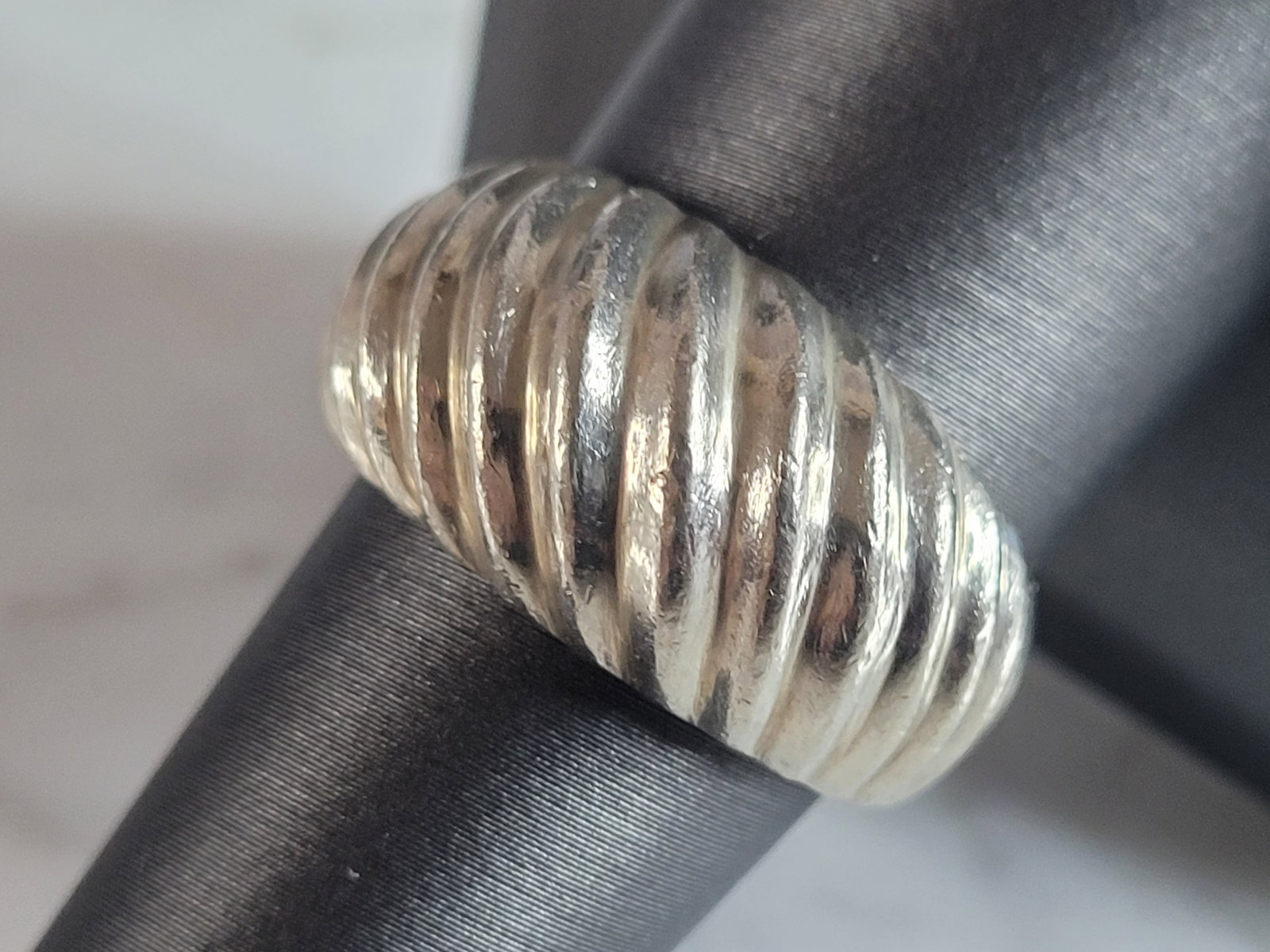 Womens Vintage Estate Sterling Silver Modernist Ring: A WOMENS VINTAGE ESTATE STERLING SILVER MODERNIST RING. THE TOTAL WEIGHT OF THE RING IS 8.8g. THE RING SIZE IS AN 9.0. THE WIDTH OF THE RING IS 1/2". MAKES A GREAT GIFT FOR THAT SPECIAL SOMEONE. ANY Q