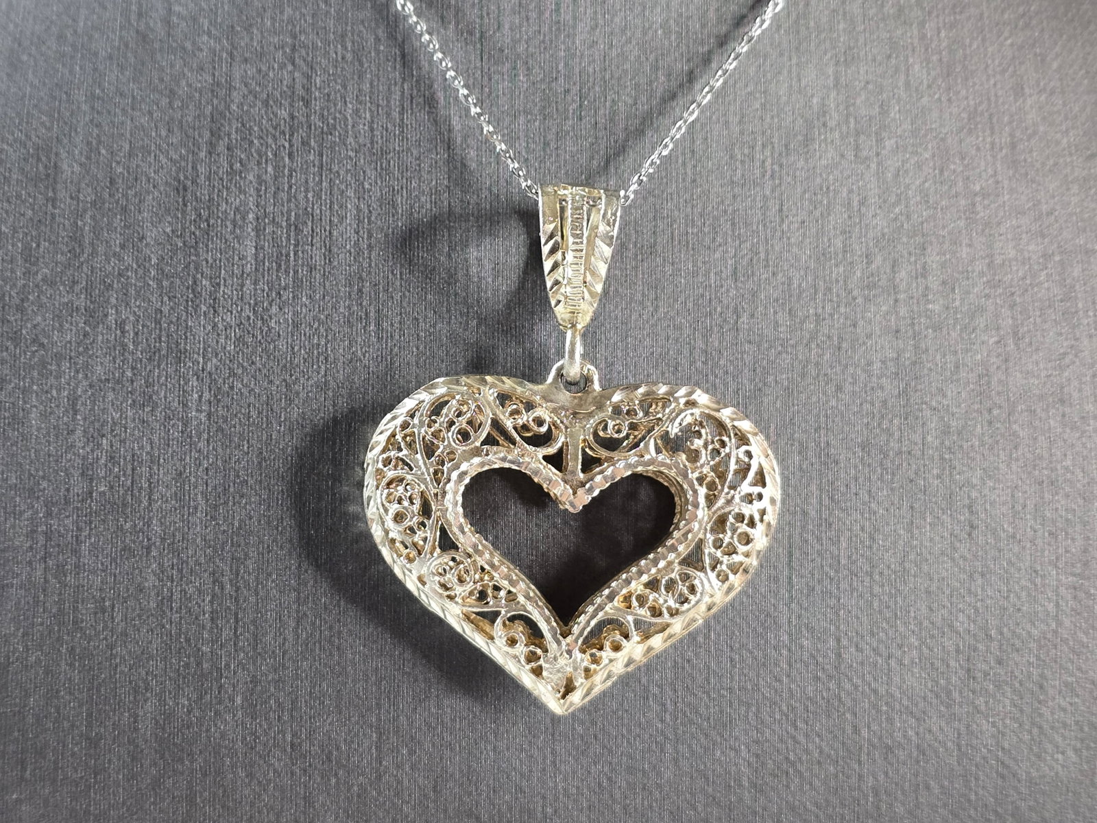 Womens Vintage Sterling Silver Filigree Heart Pendant Necklace: A WOMEN'S VINTAGE ESTATE STERLING SILVER FILIGREE HEART PENDANT WITH NECKLACE. THE PENDANT MEASURES 2" BY 1 1/2" WIDE, AND NECKLACE MEASURES 18". TOTAL WEIGHT IS 14.8g. WOULD MAKE A GREAT GIFT FOR THA