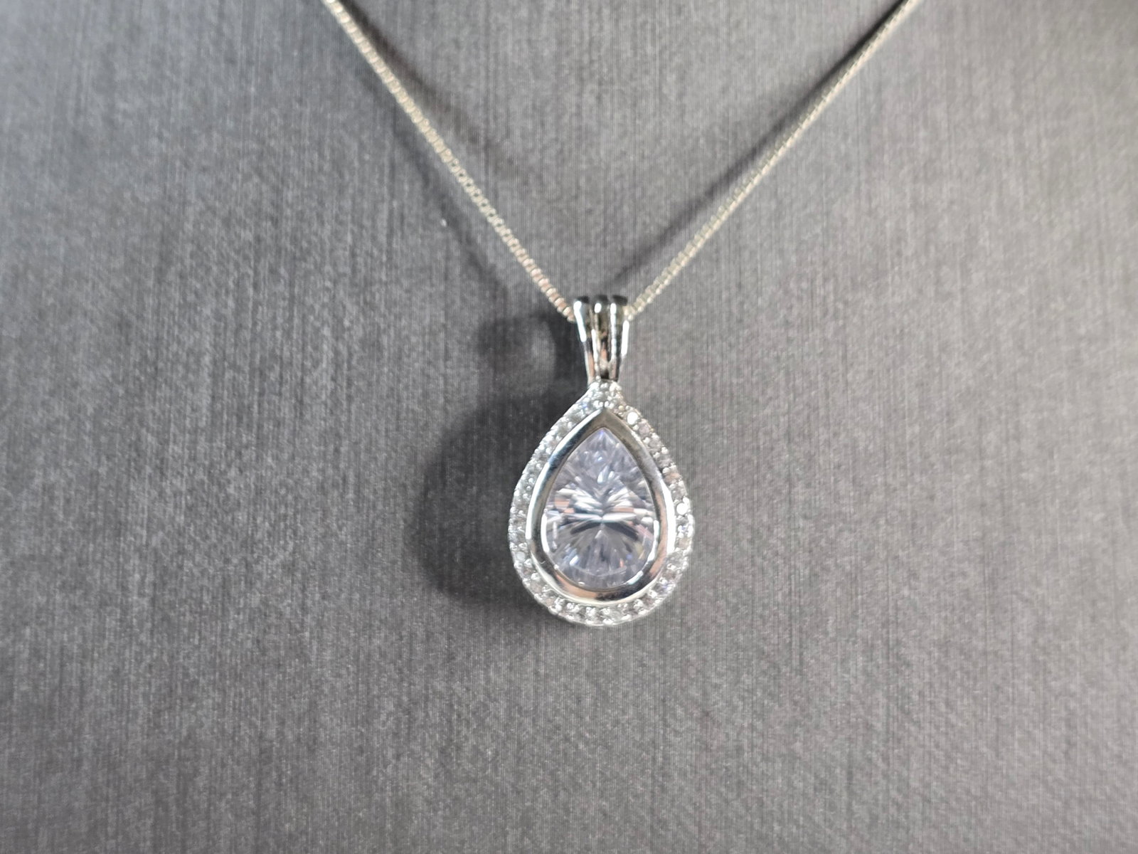 Womens Vintage Estate Sterling Silver CZ Tear Drop Pendant Necklace: A WOMENS VINTAGE ESTATE STERLING SILVER CZ TEAR DROP PENDANT WITH NECKLACE. TOGETHER THEY WEIGH 8.4g. THE PENDANT MEASURES 1" LONG BY 5/8" WIDE. THE NECKLACE MEASURES 18" LONG. MAKES A GREAT GIFT FOR 