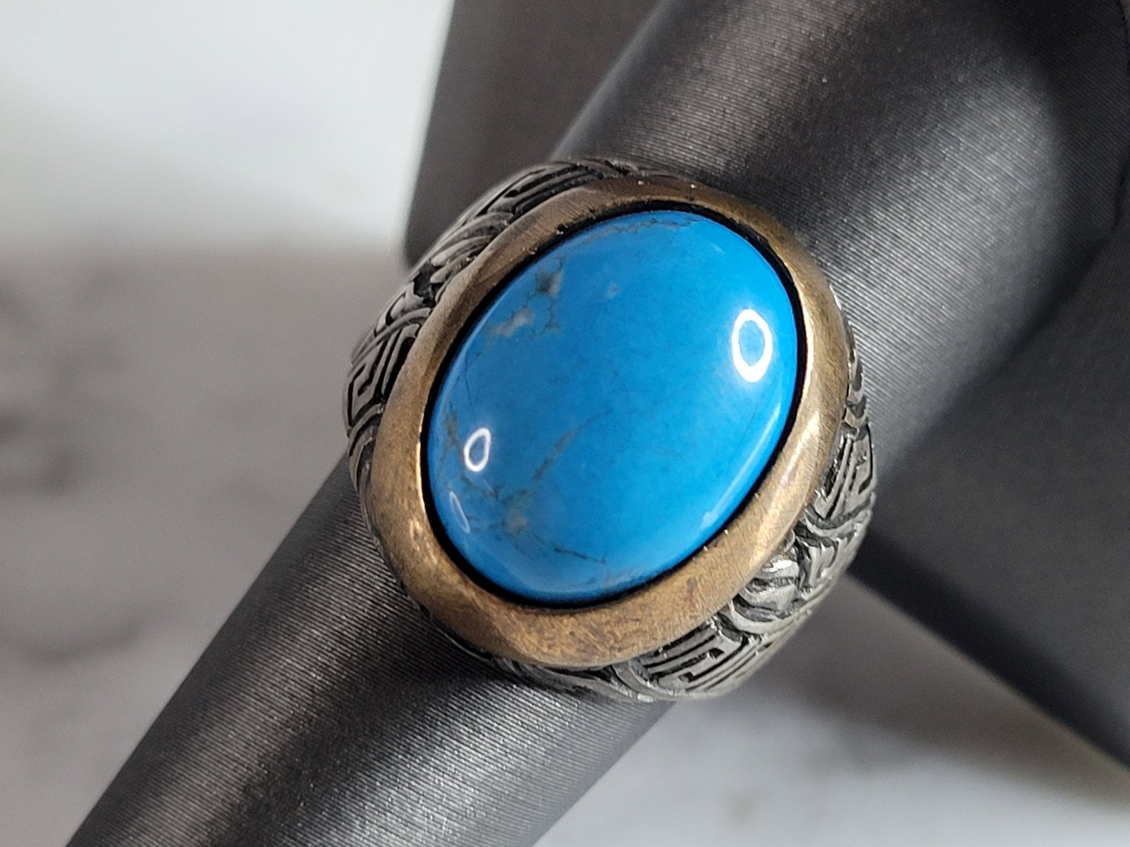 Womens Vintage Estate Sterling Silver Turquoise Ring: A WOMENS OR MENS VINTAGE ESTATE STERLING SILVER TURQUOISE COLORED RING. NOT SURE IF STONE IS NATURAL OR MAN MADE. THE RING SIZE IS A 9.25, AND WEIGHS 12.4g. RING MEASURES 3/4" LONG. FACE HAS SOME MINO