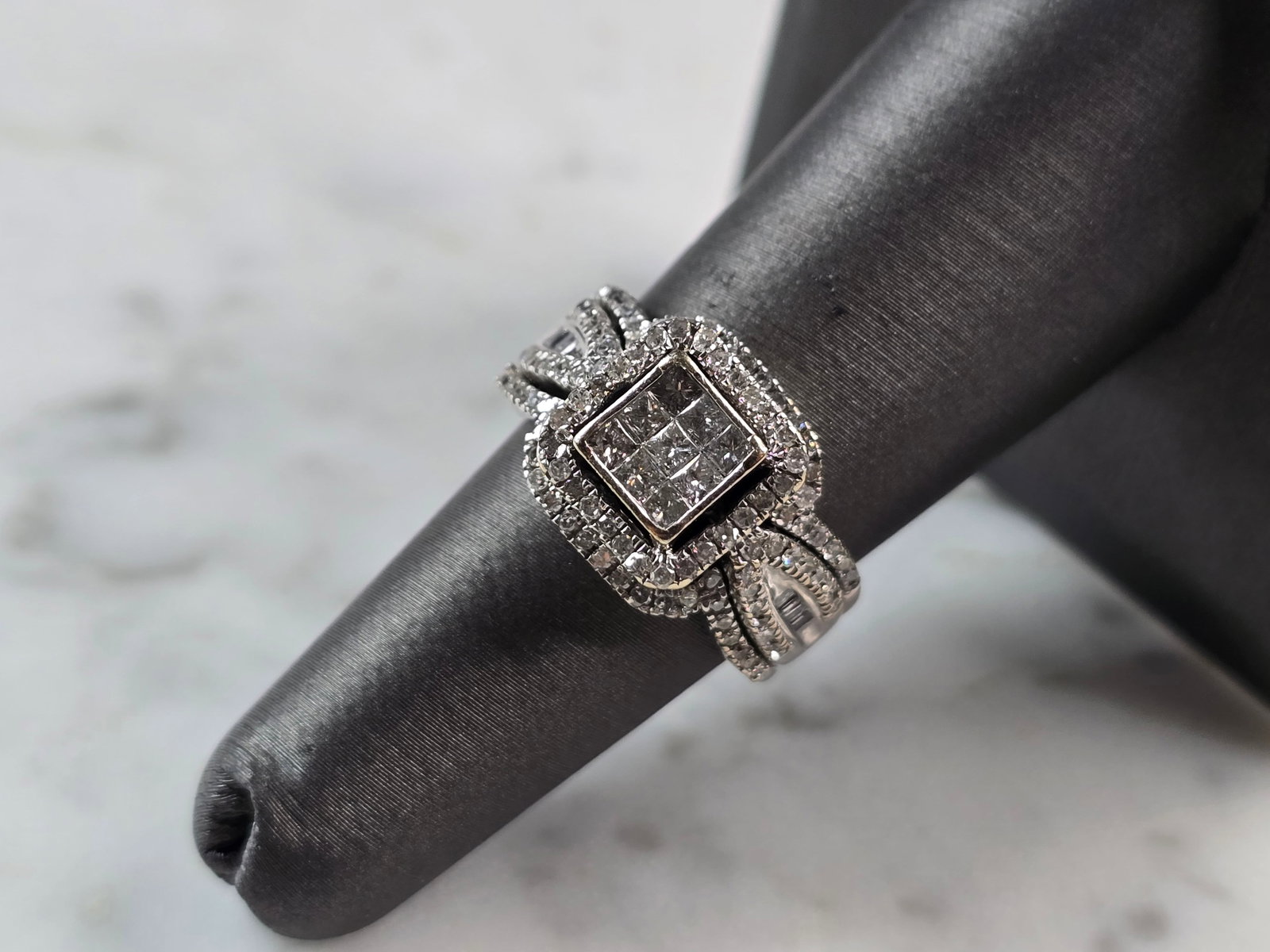Womens Vintage Estate 10K White Gold Diamond Ring: A WOMENS VINTAGE ESTATE 10K WHITE GOLD DIAMOND RING. THE RING IS A SIZE 6.5, AND WEIGHS 7.1g. RING HAS ABOUT 1.5cts OF DIAMONDS. THE WIDTH OF THE RING IS 3/8". THIS IS A BEAUTIFUL GIFT FOR THAT SOMEON