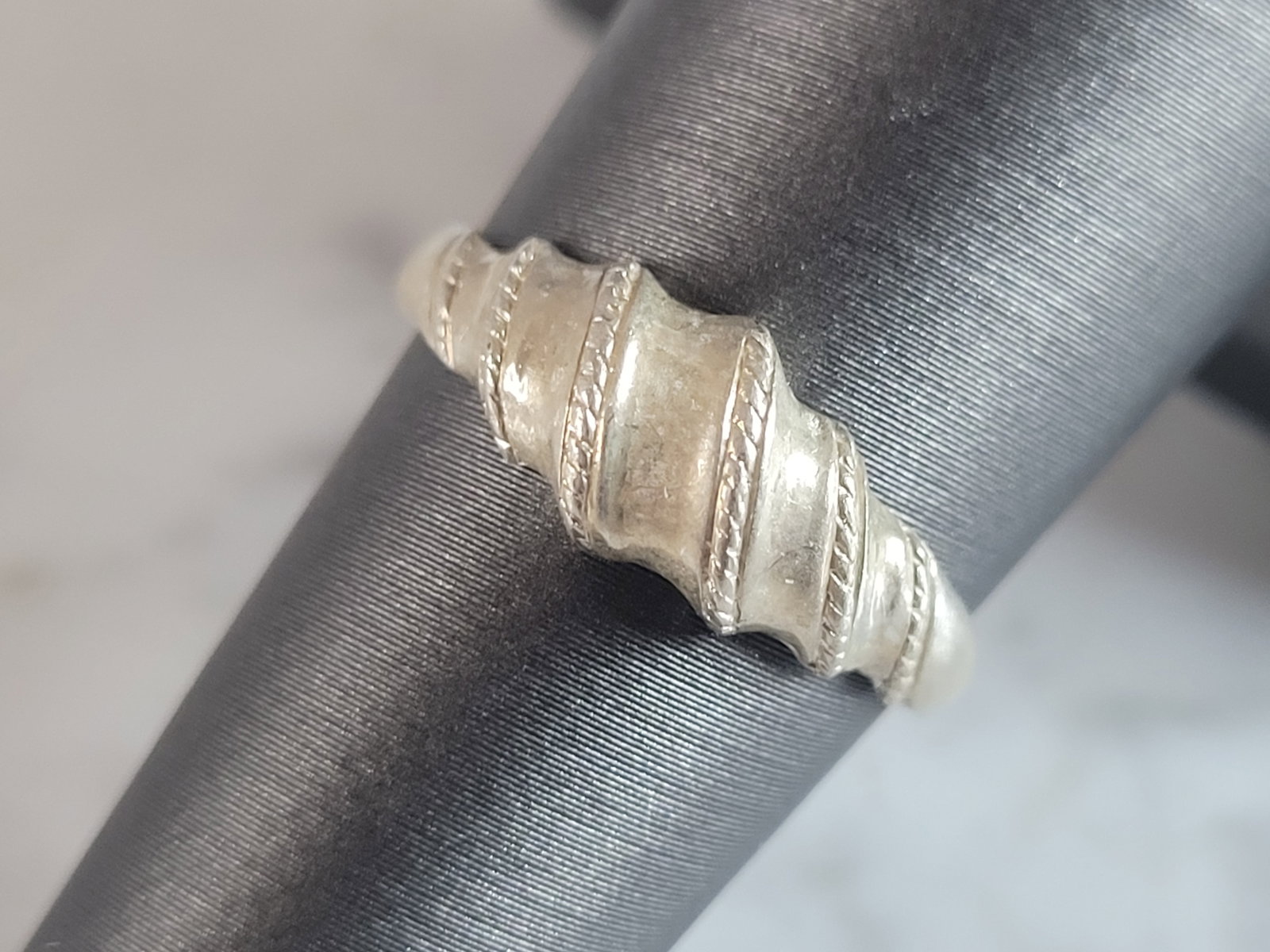 Womens Vintage Estate Sterling Silver Modernist Ring: A WOMENS VINTAGE ESTATE STERLING SILVER MODERNIST RING. RING WEIGHS 2.1g AND IS A SIZE 6.5. THE WIDTH OF THE RING IS 1/4". THIS WOULD MAKE A NICE GIFT FOR THAT SOMEONE SPECIAL. ANY OTHER QUESTIONS PLE