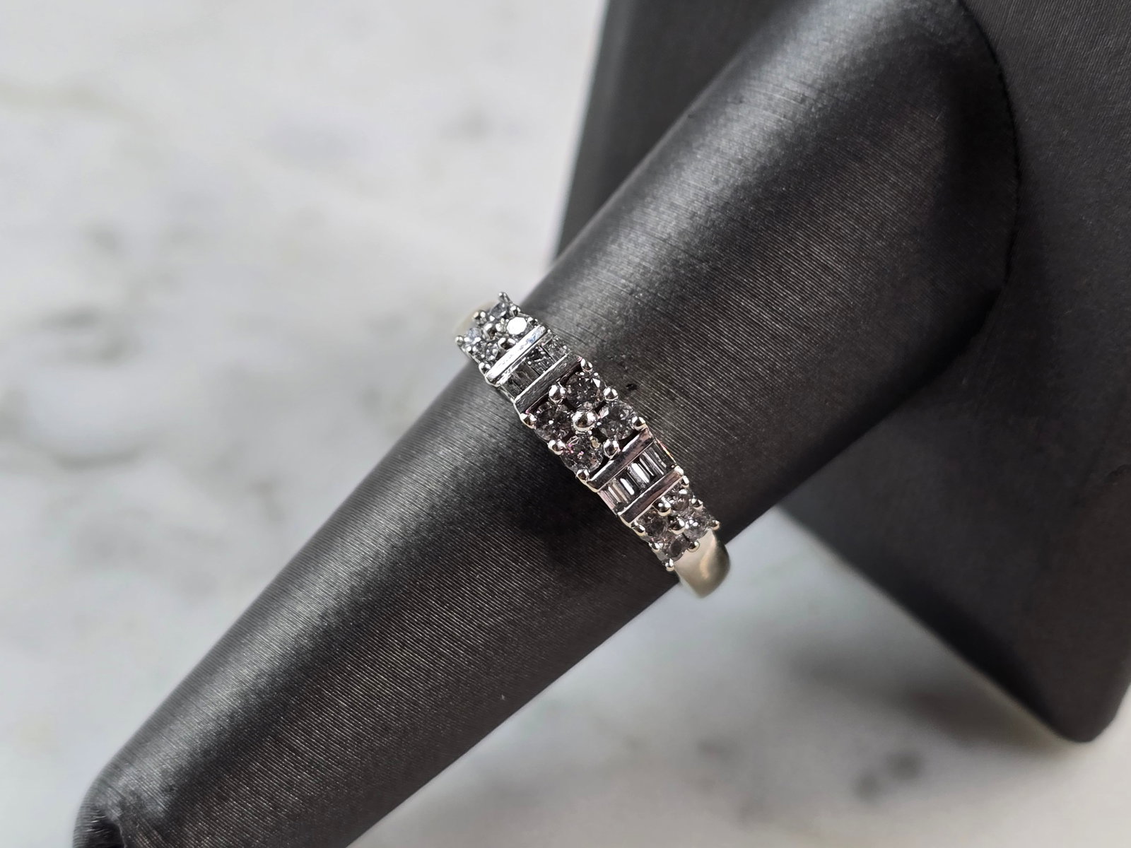 Womens Vintage Estate 10K White Gold Diamond Ring: A WOMENS VINTAGE ESTATE 10K WHITE GOLD DIAMOND RING. THE RING IS A SIZE 8.0 AND WEIGHS 2.7g. THERE ARE ABOUT .50cts OF DIAMONDS IN THIS RING. THE WIDTH OF THE RING IS 1/4". THE RING MAKES A BEAUTIFUL 