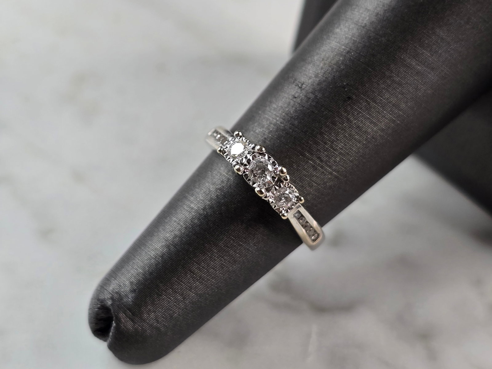 Womens Vintage Estate 10K White Gold Diamond Ring: A WOMENS VINTAGE ESTATE 10K WHITE GOLD DIAMOND RING. THE RING IS A SIZE 5.5 AND WEIGHS 2.5g. THERE ARE ABOUT .21cts OF DIAMONDS IN THIS RING. THE WIDTH OF THE RING IS 1/8". THE RING MAKES A BEAUTIFUL 
