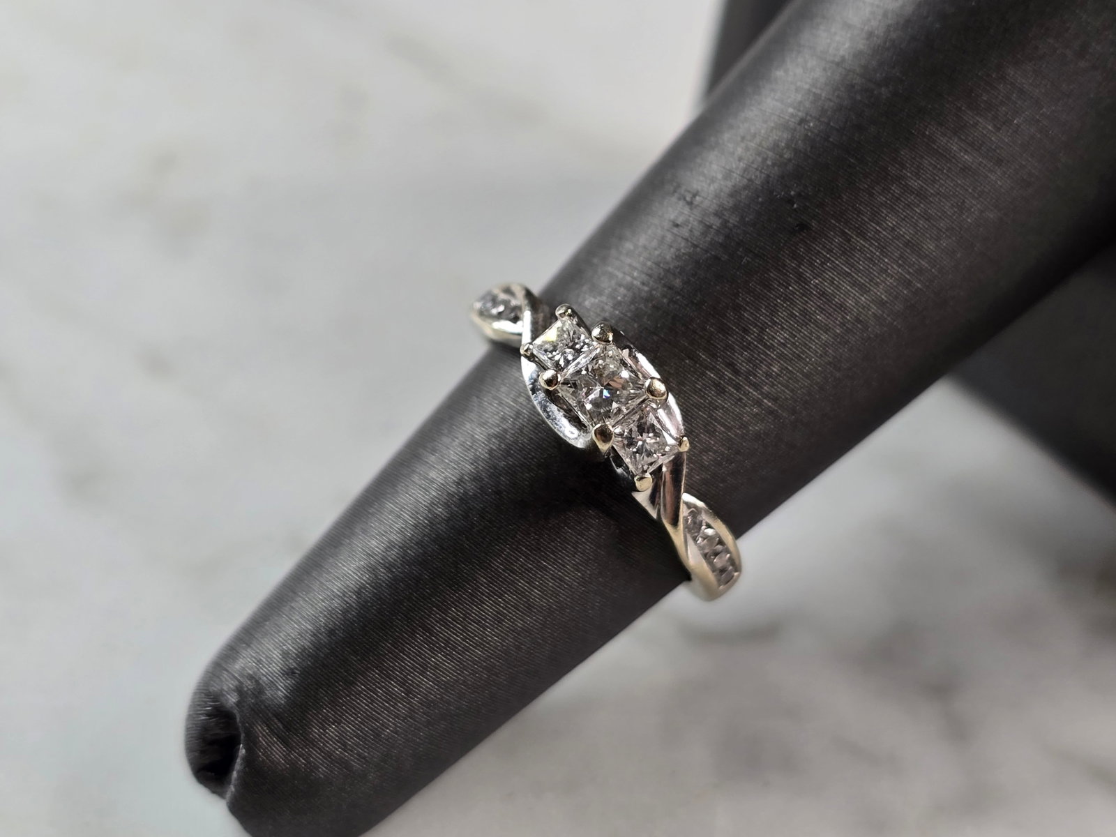 Womens Vintage Estate 10K White Gold Diamond Ring: A WOMENS VINTAGE ESTATE 10K WHITE GOLD DIAMOND RING. THE RING IS A SIZE 5.25 AND WEIGHS 2.7g. THERE ARE ABOUT .56cts OF DIAMONDS IN THIS RING. THE WIDTH OF THE RING IS 3/16". THE RING MAKES A BEAUTIFU