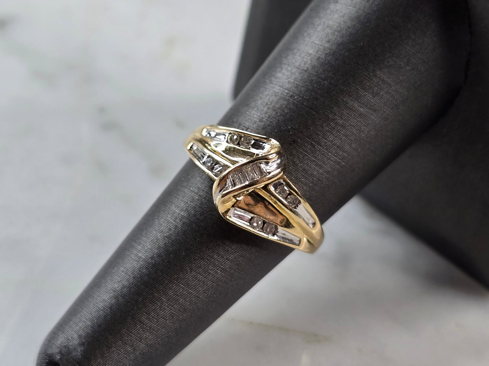 Womens Vintage Estate 10K Yellow Gold Modernist Diamond Ring: A WOMENS VINTAGE 10K YELLOW GOLD DIAMOND RING. THERE ARE ABOUT .14cts OF DIAMONDS IN THIS RING. THE TOTAL WEIGHT IS 2.6g, AND IS A SIZE 7.25. THE WIDTH OF THE RING IS 3/8". ANY QUESTIONS PLEASE DONT H