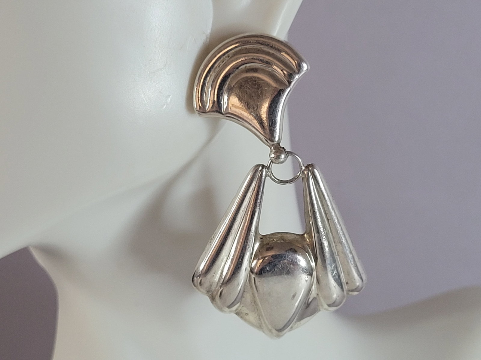 Womens Vintage Estate Sterling Silver Modernist Dangle Earrings: A PAIR OF WOMENS STERLING SILVER MODERNIST DANGLE EARRINGS. EARRINGS WEIGH 8.8g AND MEASURES 2 1/4" LONG BY 1 1/8" WIDE. ANY QUESTIONS, PLEASE DO NOT HESITATE TO ASK. BE SURE TO CHECK OUT SOME OF MY O