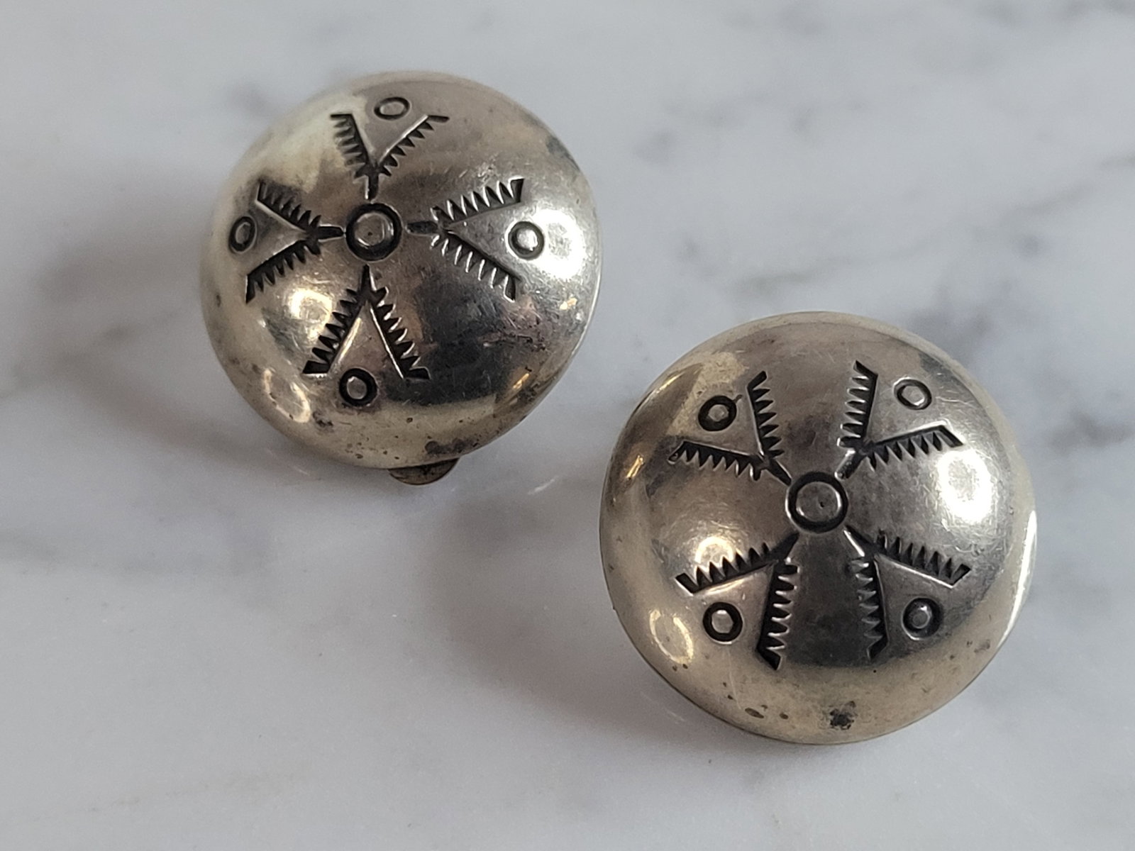 Womens Vintage D. Lerma Sterling Silver Southwestern Clip On Earrings: A PAIR OF WOMENS VINTAGE ESTATE STERLING SILVER SOUTHWESTERN CLIP ON EARRINGS THAT WERE MADE BY D. LERMA. THE EARRINGS WEIGH 12.1g AND MEASURE 3/4" IN DIAMETER. EARRINGS ARE MARKED ON THE BACK. ANY QU