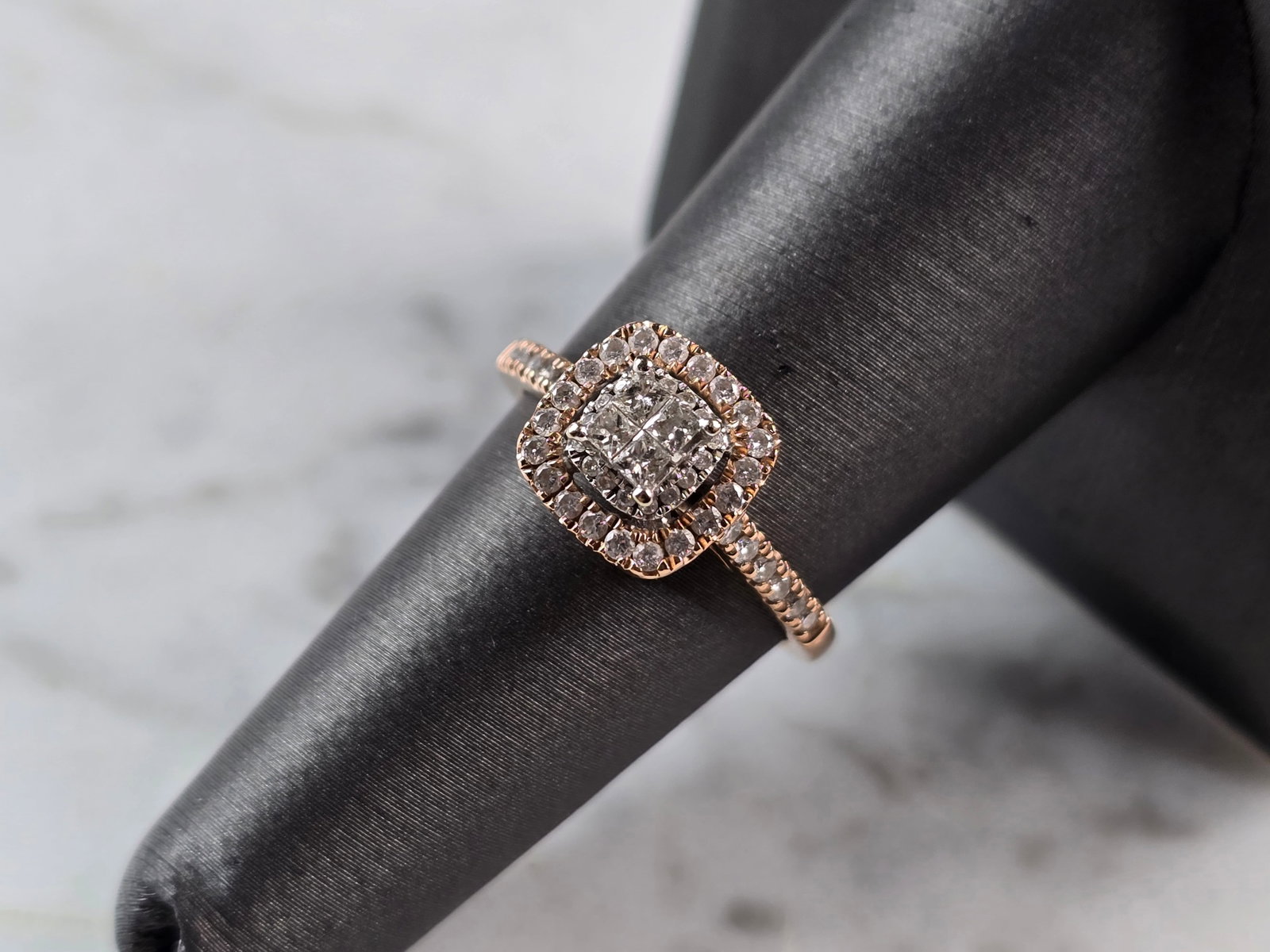 Womens Vintage Estate 14K Rose Gold Diamond Ring: A WOMENS VINTAGE ESTATE 14K ROSE GOLD DIAMOND RING. THE TOTAL WEIGHT IS 2.6g, AND IS A SIZE 7.0. THE WIDTH OF THE RING IS 3/8". THE CENTER DIAMOND IS ABOUT 0.24cts, SURROUNDED BY 50 TINY ACCENT DIAMON