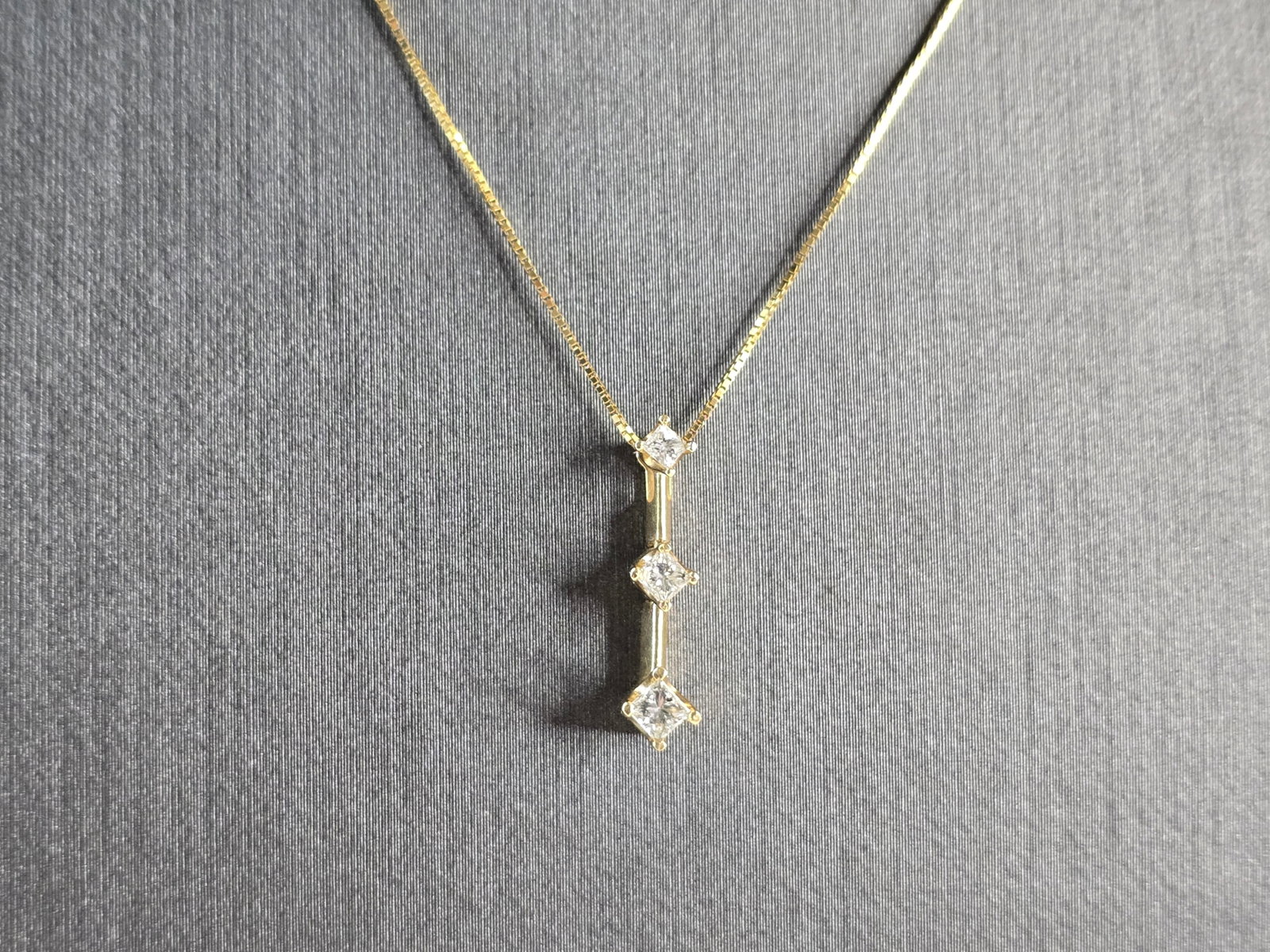 Womens Vintage Estate 14K Yellow Gold Hinged Diamond Pendant Necklace: A WOMENS VINTAGE ESTATE 14K YELLOW GOLD HINGED DIAMOND PENDANT WITH NECKLACE. THE TOTAL WEIGHT IS 1.7g. THE PENDANT MEASURES 5/8" LONG BY 1/8" WIDE. PENDANT HAS .18cts OF DIAMONDS. THE NECKLACE MEASUR