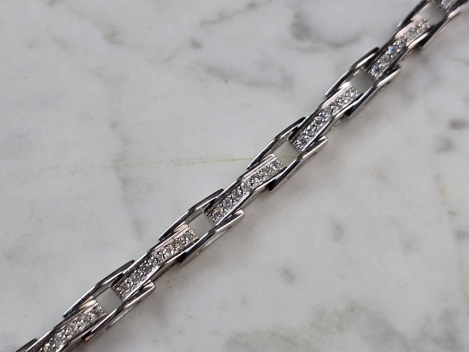 Womens Vintage Estate 14k White Gold Diamond Tennis Bracelet: AN EXQUISITE WOMENS VINTAGE ESTATE 14K WHITE GOLD DIAMOND TENNIS BRACELET. THE BRACELET WEIGHS 18.9g AND MEASURES 7 1/4" LONG BY ABOUT 1/4" WIDE. THERE ARE 70 TINY DIAMONDS IN THIS BRACELET. WOULD MAK