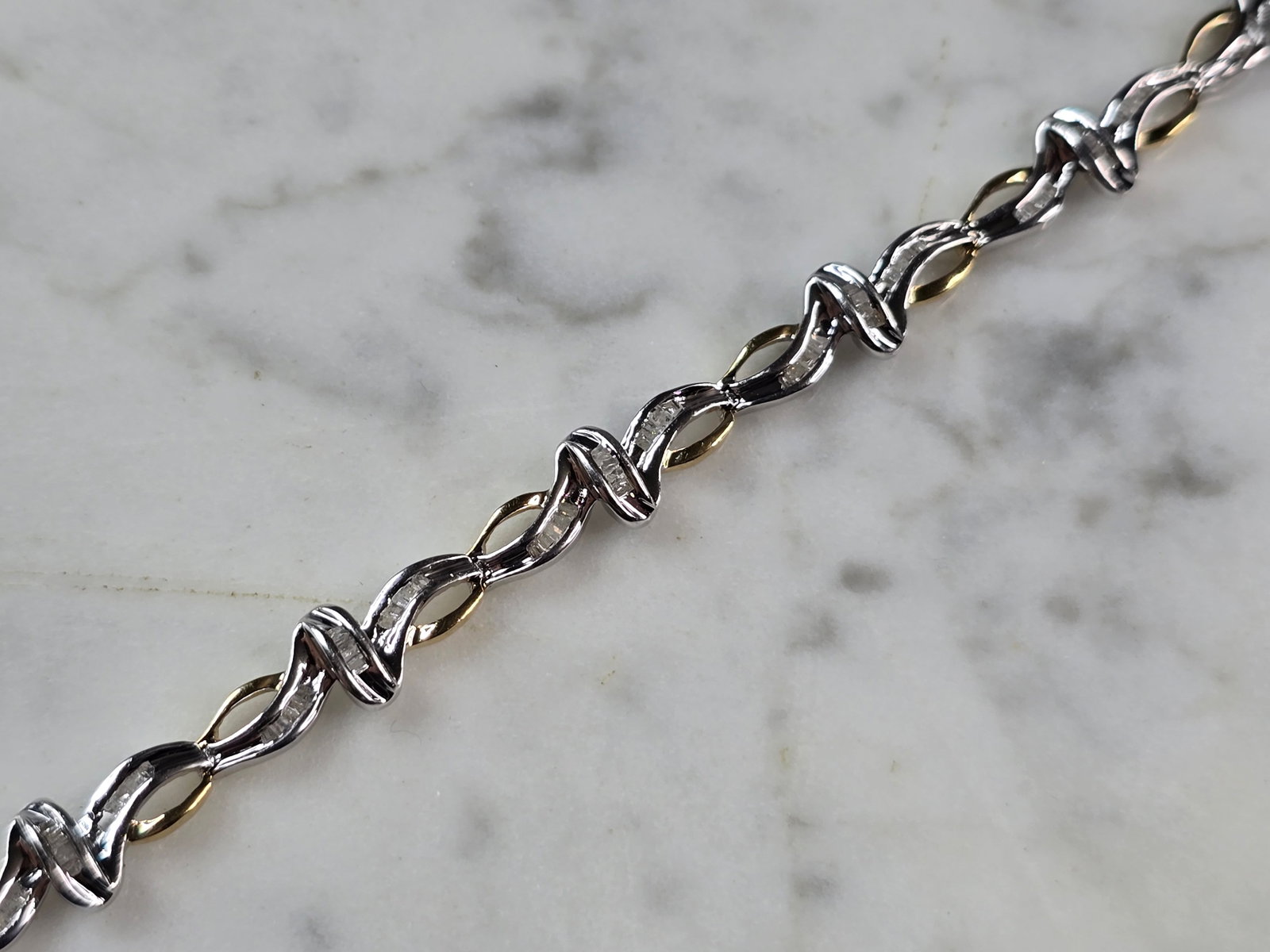 Womens Vintage Estate 10K Yellow & White Gold Diamond Tennis Bracelet: FOR SALE IS THIS LOVELY WOMENS VINTAGE ESTATE 10K YELLOW & WHITE GOLD TENNIS BRACELET WITH ABOUT 140 TINY DIAMONDS. THE BRACELET MEASURES 7 3/8" LONG BY 1/4" WIDE, AND WEIGHS 8.2g. WOULD MAKE A GREAT 