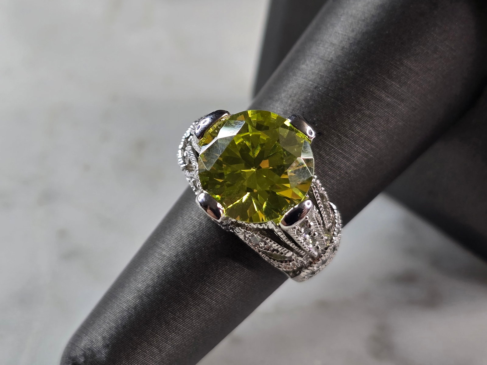Womens Vintage Estate Sterling Silver Modernist Peridot Ring (1 of 5)