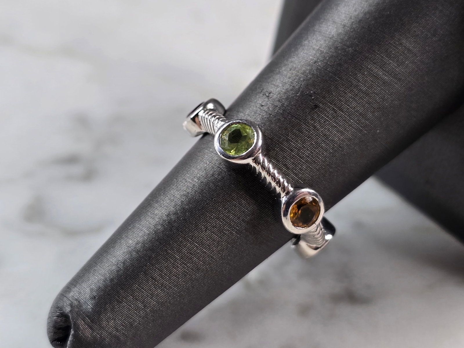 Womens Estate Sterling Silver Modernist Multi Stone Ring: A WOMEN'S VINTAGE ESTATE STERLING SILVER MODERNIST MULTI STONE RING. THE RING SIZE IS A 6.75, AND WEIGHS 3.9g. THE WIDTH OF THE RING IS 1/4". NOT SURE IF THE STONES ARE NATURAL OR MAN MADE. THIS WOULD