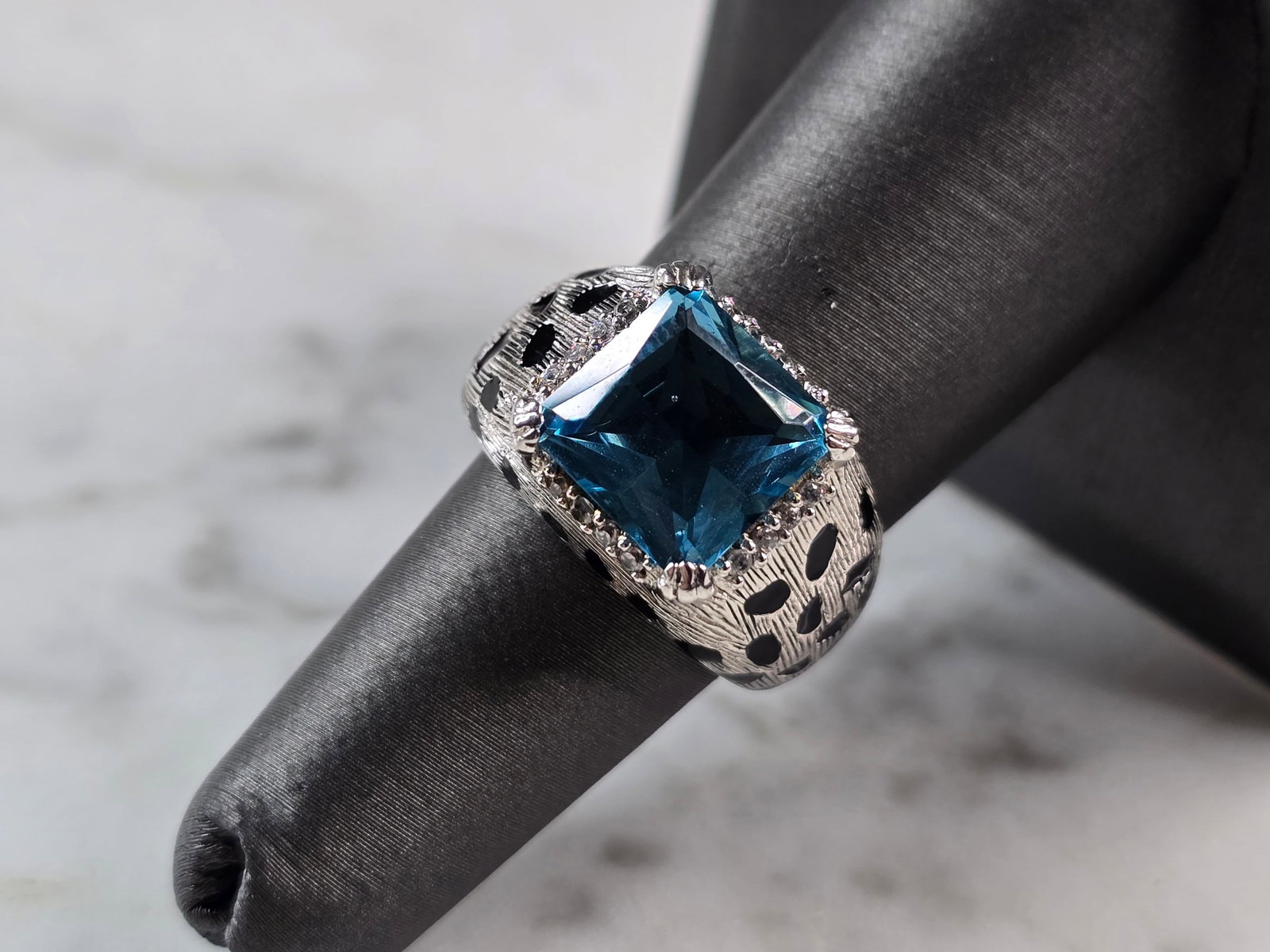 Womens Vintage Estate Sterling Silver Topaz Colored Leopard Ring: A WOMENS VINTAGE ESTATE STERLING SILVER TOPAZ COLORED RING WITHA LEOPARD LIKE PATTERN ALONG THE SIDES. THE RING WEIGHS 8.1g, AND MEASURES 1/2" WIDE. THE SIZE OF THE RING IS A 7.0. NOT SURE IF STONE IS