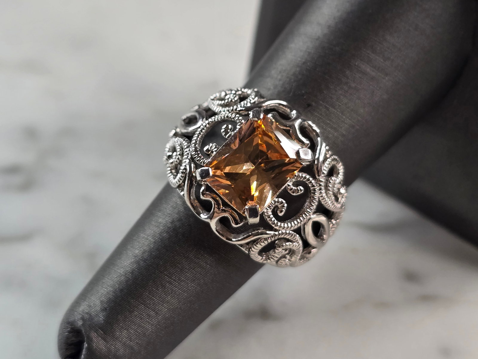 Womens Estate Sterling Silver Modernist Citrine Colored Ring: A WOMENS ESTATE STERLING SILVER MODERNIST CITRINE COLORED RING. THE RING IS A SIZE 7.0 AND WEIGHS 7.2g. WIDTH OF THE RING IS ABOUT 5/8". NOT SURE IF STONE IS NATURAL OR MAN MADE. THE RING MAKES A BEAU
