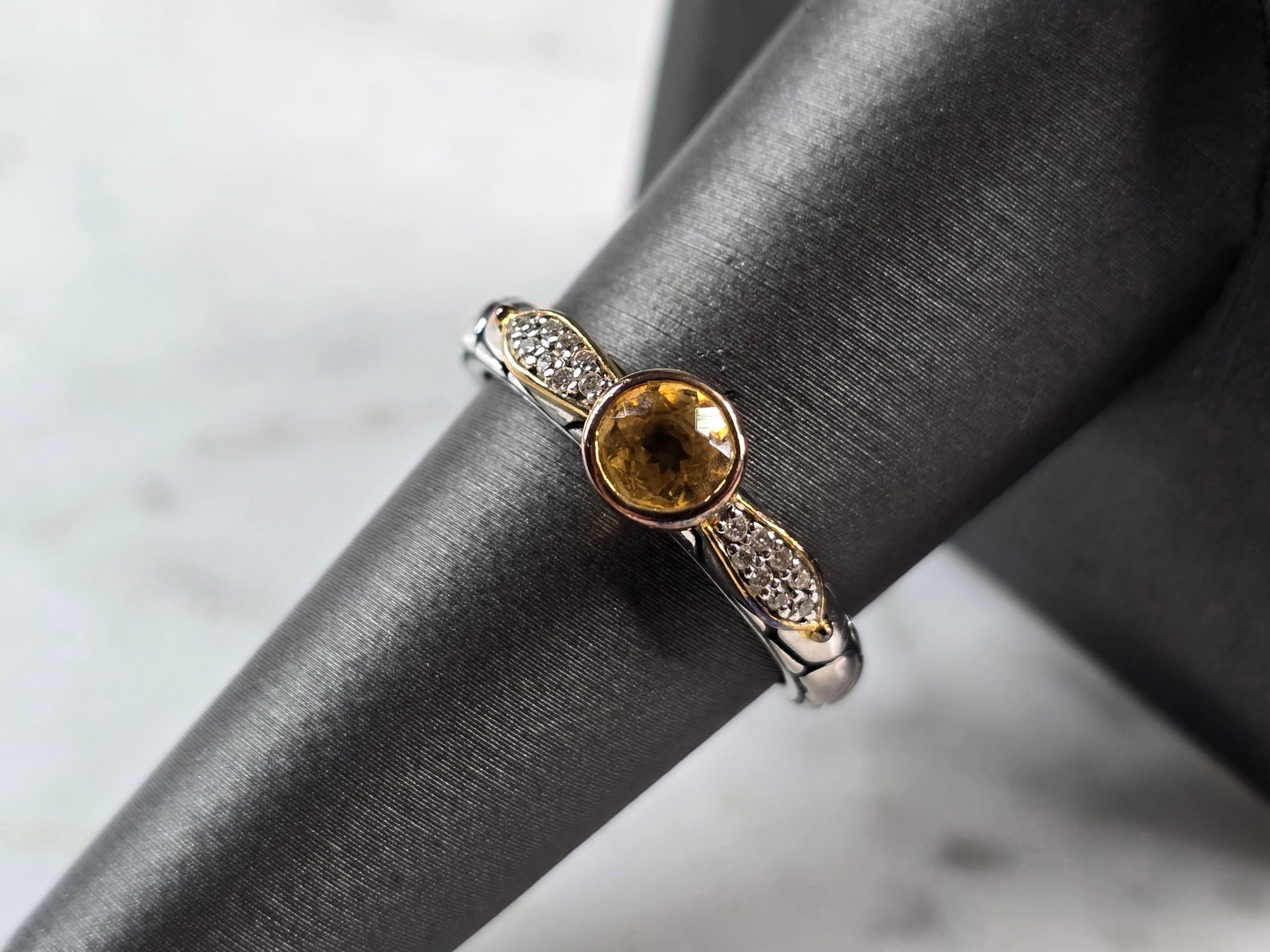 Womens Estate Sterling Silver Modernist Citrine Colored Ring: A WOMENS ESTATE STERLING SILVER MODERNIST CITRINE COLORED RING. THE RING IS A SIZE 8.0 AND WEIGHS 3.3g. WIDTH OF THE RING IS ABOUT 1/4". NOT SURE IF STONE IS NATURAL OR MAN MADE. THE RING MAKES A BEAU