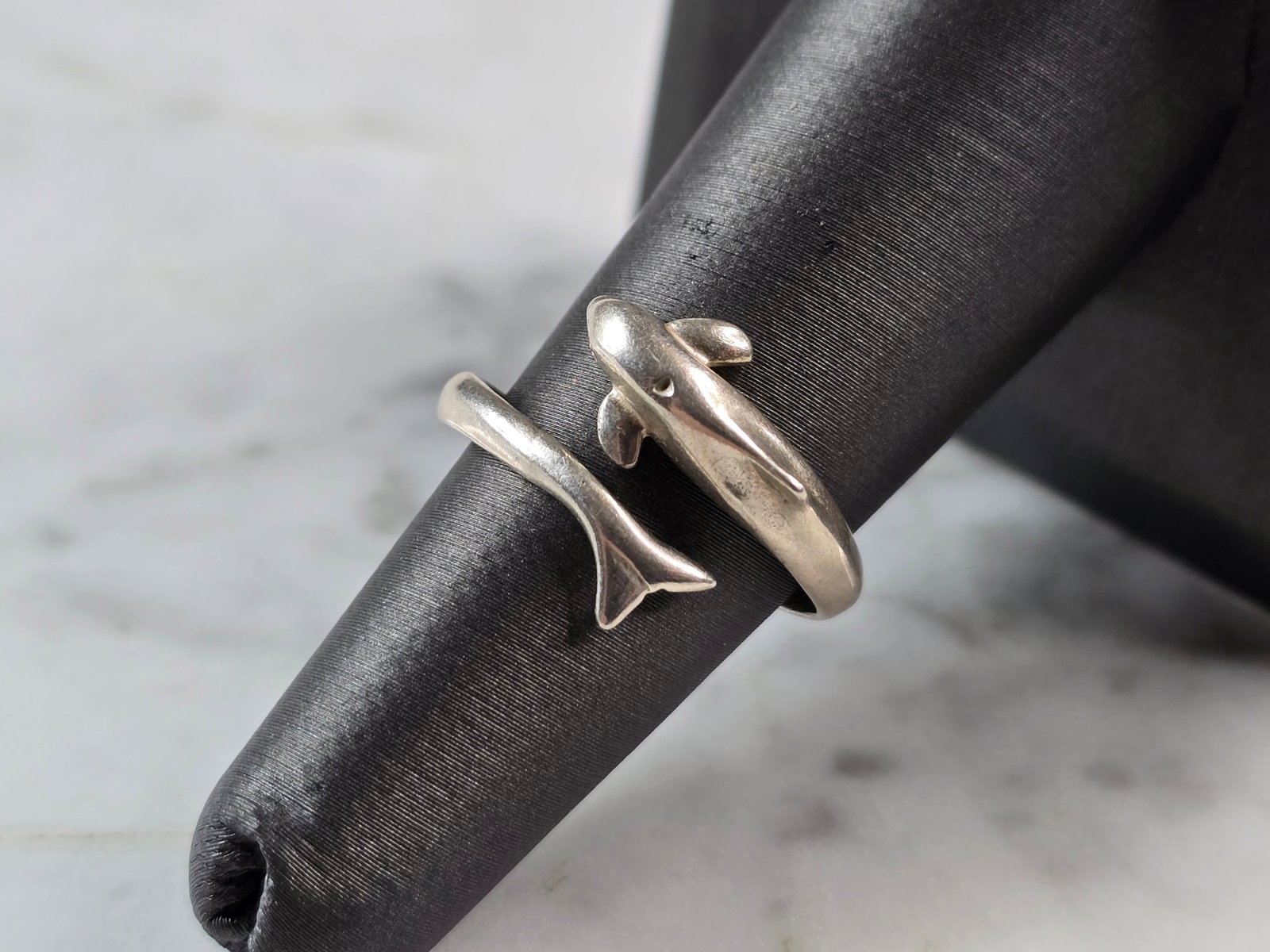 Womens Vintage Estate Sterling Silver Dolphin Ring: A WOMENS VINTAGE ESTATE STERLING SILVER DOLPHIN RING. THE TOTAL WEIGHT IS 2.8g, AND IS A SIZE 7.0. THE WIDTH OF THE RING IS 1/2". WOULD MAKE A GREAT GIFT FOR SOMEONE SPECIAL. ANY QUESTIONS PLEASE DO N
