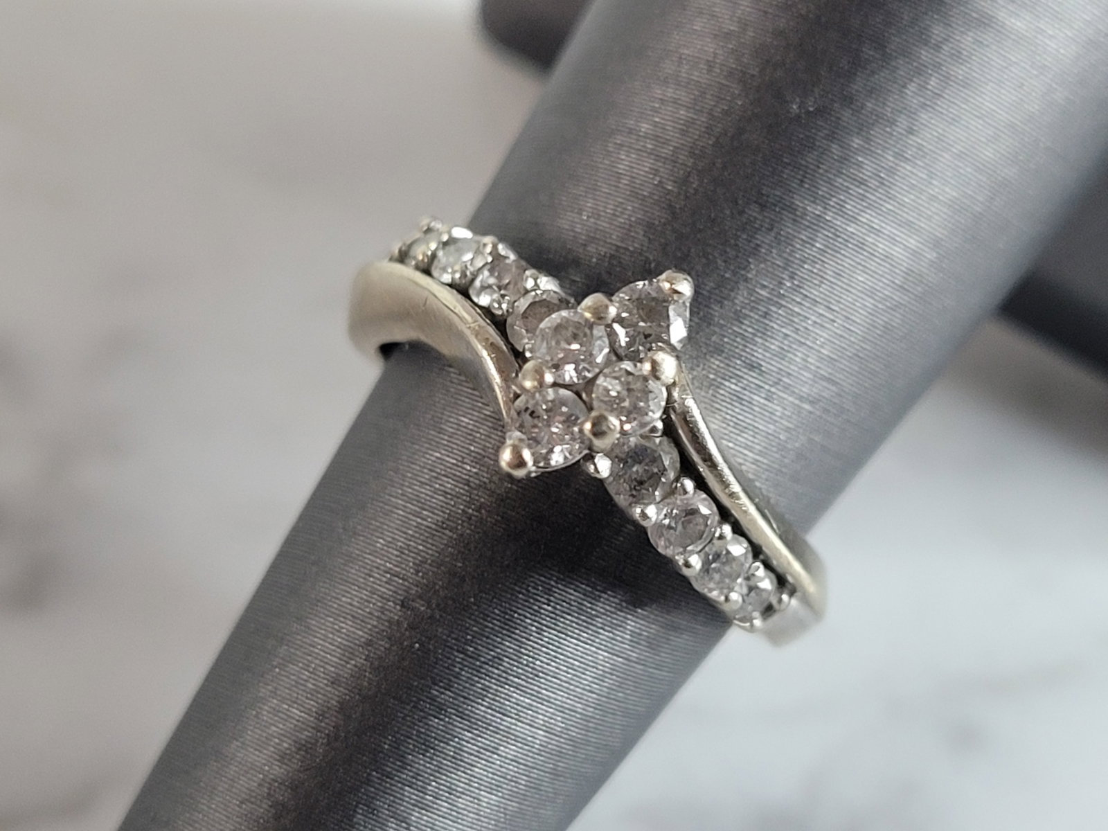 Womens Vintage Estate 14K White Gold Modernist Diamond Ring: A WOMENS VINTAGE ESTATE 14K WHITE GOLD DIAMOND RING. THE RING IS A SIZE 6.0 AND WEIGHS 4.3g. THERE ARE ABOUT .44cts OF DIAMONDS IN THE RING. THE WIDTH OF THE RING IS 5/16". RING IS MARKED 14K. ANY QUE
