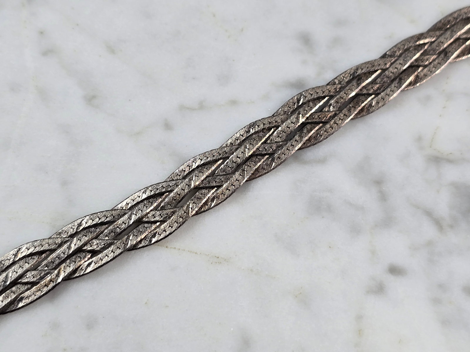 Vintage Estate Sterling Silver Braided Italian Herringbone Bracelet: A WOMENS VINTAGE ESTATE STERLING SILVER BRAIDED ITALIAN HERRINGBONE BRACELET. BRACELET IS 7" LONG BY 3/8" WIDE, AND WEIGHS 6.9g. THIS WOULD MAKE A LOVELY GIFT FOR THAT SOMEONE SPECIAL. BE SURE TO CHEC