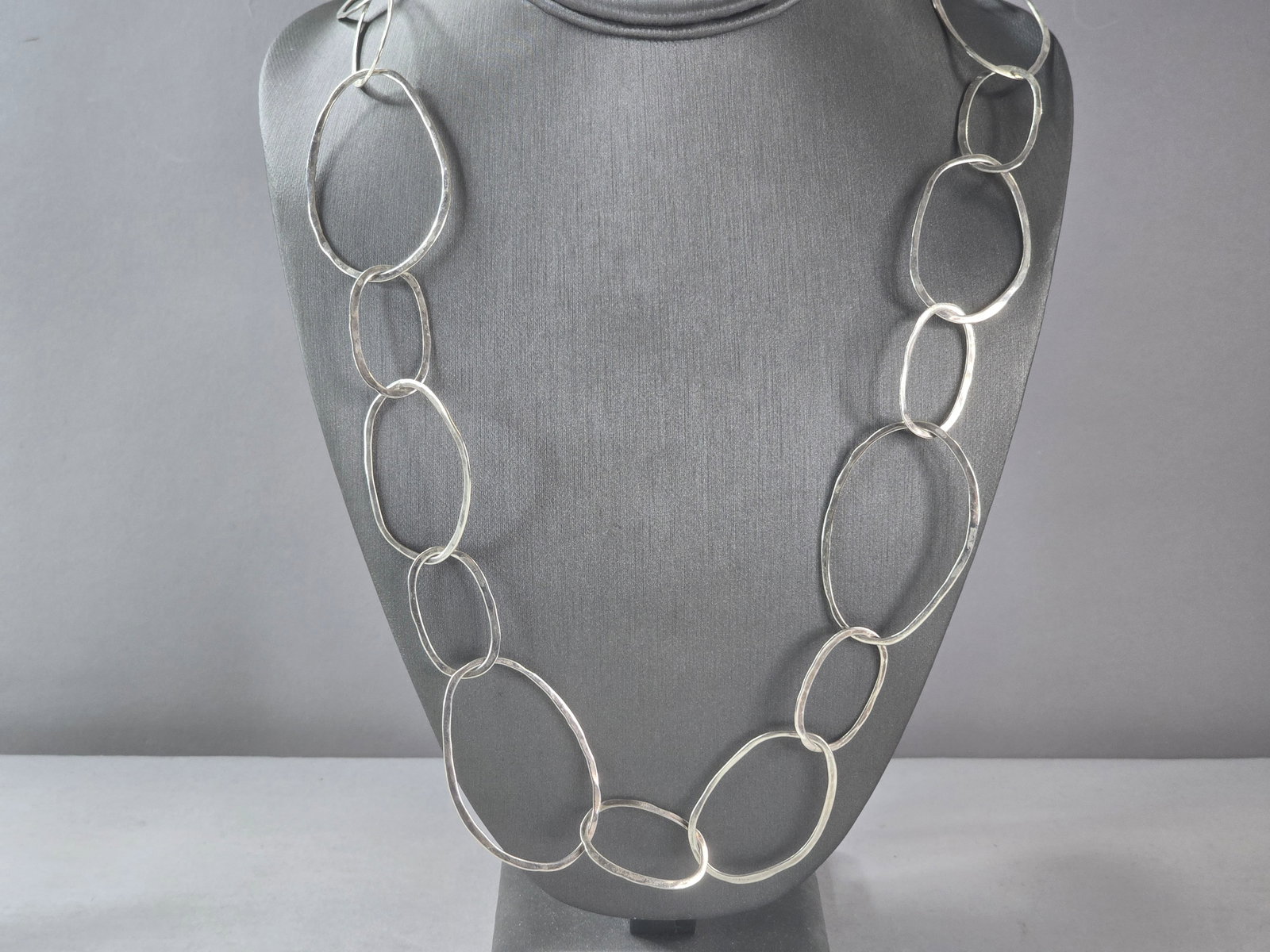 Womens Vintage Estate Sterling Silver Modernist Necklace: A WOMENS VINTAGE ESTATE STERLING SILVER MODERNIST NECKLACE. NECKLACE WEIGHS 39.0g, AND MEASURES 36" LONG BY 1 1/4" WIDE. MAKES A GREAT GIFT FOR THAT SOMEONE SPECIAL. ANY QUESTIONS, PLEASE ASK. BE SURE