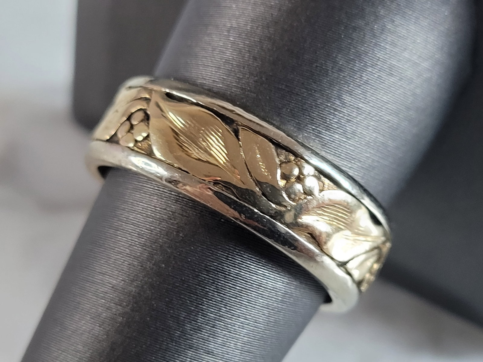 Mens Vintage Estate 14k Gold POND Wedding Band Ring: A MENS VINTAGE ESTATE 14K GOLD POND BAND WEDDING RING. THE TOTAL WEIGHT IS 9.6g AND IS A SIZE 10.0. THE WIDTH OF THE RING MEASURES 1/4". RING IS MARKED "14K, POND" ON THE INSIDE OF THE BAND. ANY QUEST
