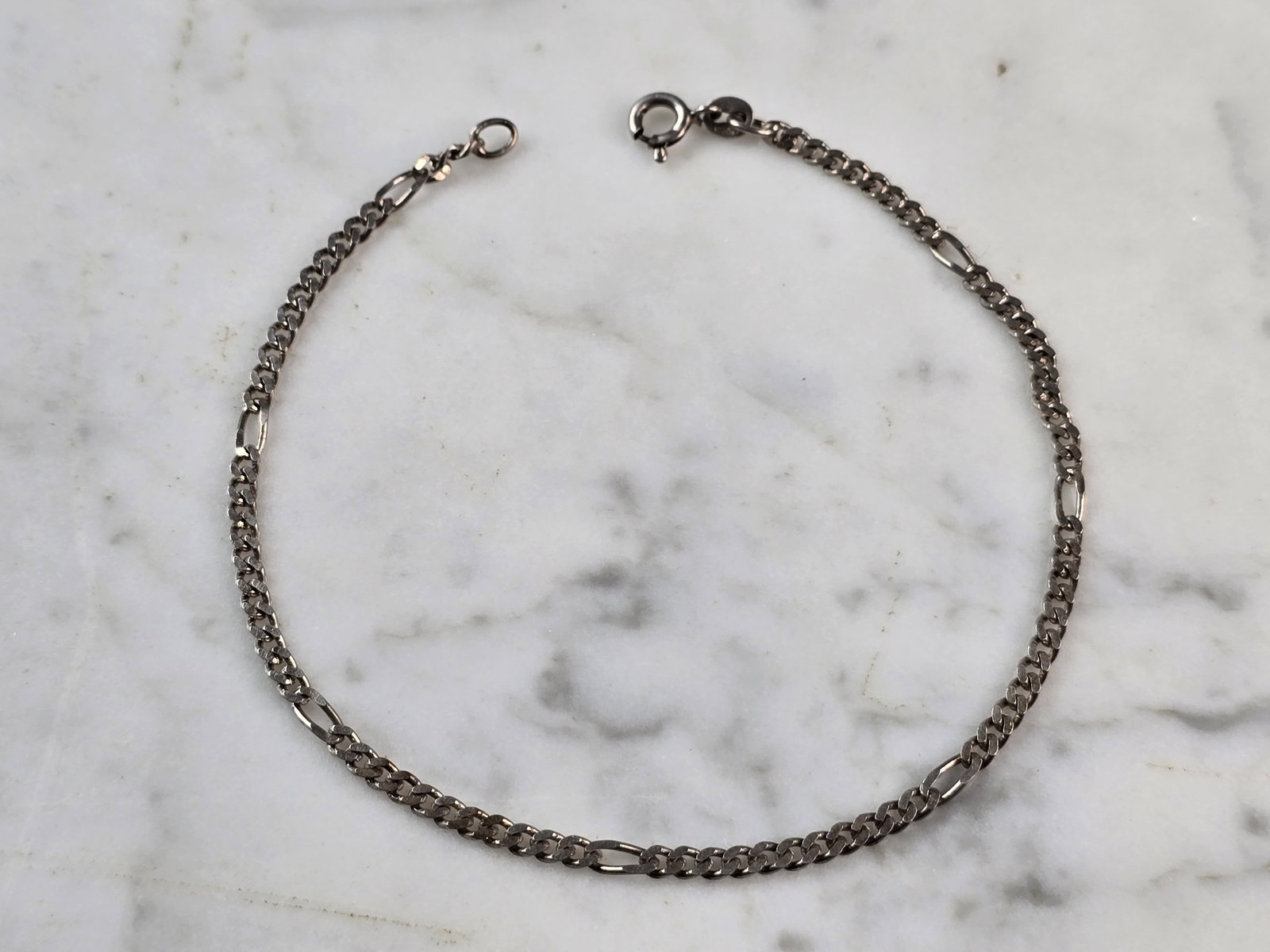 Womens Vintage Estate Sterling Silver Modernist Anklet Bracelet: A LOVELY WOMENS VINTAGE ESTATE STERLING SILVER ANKLET. ANKLET MEASURES 9 1/4" LONG BY 1/8" WIDE AND WEIGHS 3.7g. THIS WOULD MAKE A LOVELY GIFT FOR THAT SOMEONE SPECIAL. ANY QUESTIONS, PLEASE DON'T HES