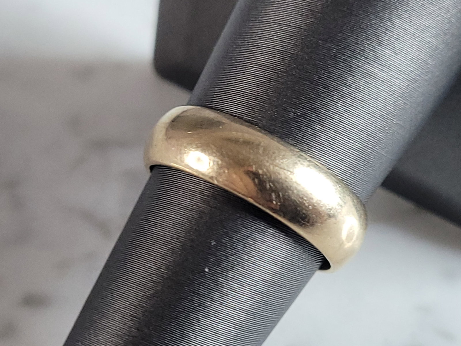 Mens Vintage Estate 14K Yellow Gold Wedding Band Ring: A MENS OR WOMENS VINTAGE ESTATE 14K YELLOW GOLD WEDDING BAND RING. THE RING WEIGHS 6.0g AND IS A SIZE 8.0. THE WIDTH OF THE RING IS 1/4". ANY QUESTIONS PLEASE DO NOT HESITATE TO ASK. BE SURE TO CHECK 