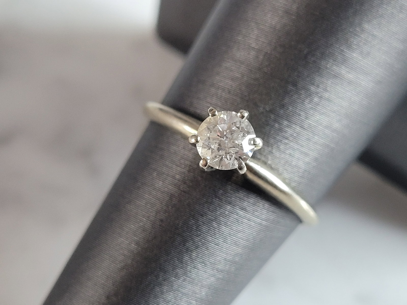 Womens Vintage Estate 14k White Gold Diamond Engagement Ring: A WOMENS VINTAGE ESTATE 14K WHITE GOLD DIAMOND ENGAGEMENT RING THAT WEIGHS 1.8g. THE RING SIZE IS A 7.5, AND THE WIDTH IS 1/4". THE DIAMOND IS ABOUT .48cts. RING IS STAMPED 14K. ANY QUESTIONS PLEASE D