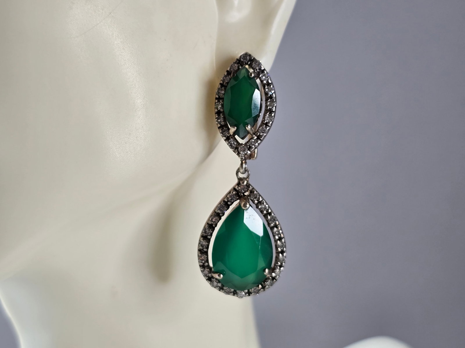 Womens Vintage Estate Sterling Silver Modernist Earrings: A PAIR OF WOMENS VINTAGE ESTATE STERLING SILVER MODERNIST EARRINGS THAT WEIGH 10.3g AND MEASURES 1 5/8" LONG BY 5/8" WIDE. STONES ARE SYNTHETIC. ANY QUESTIONS, PLEASE DO NOT HESITATE TO ASK. BE SURE T