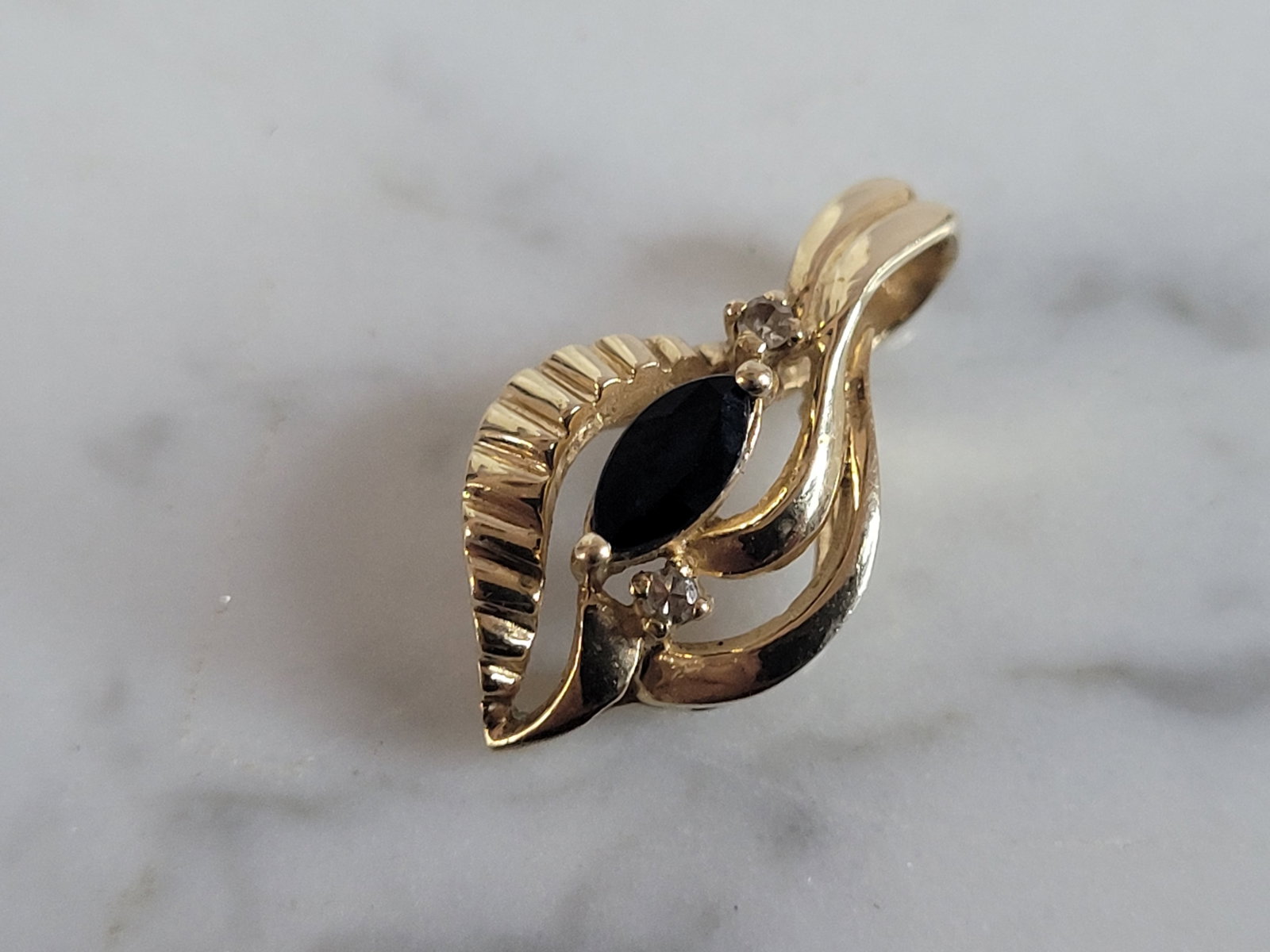 Womens Vintage Estate 10K Gold Spinel Diamond Pendant: A WOMENS VINTAGE ESTATE 10K GOLD SPINEL & DIAMOND PENDANT. PENDANT WEIGHS 2.6g, AND MEASURES 3/4" LONG BY 1/2" WIDE. PENDANT HAS .02cts OF DIAMONDS. MAKES A GREAT GIFT FOR THAT SPECIAL SOMEONE. ANY QU