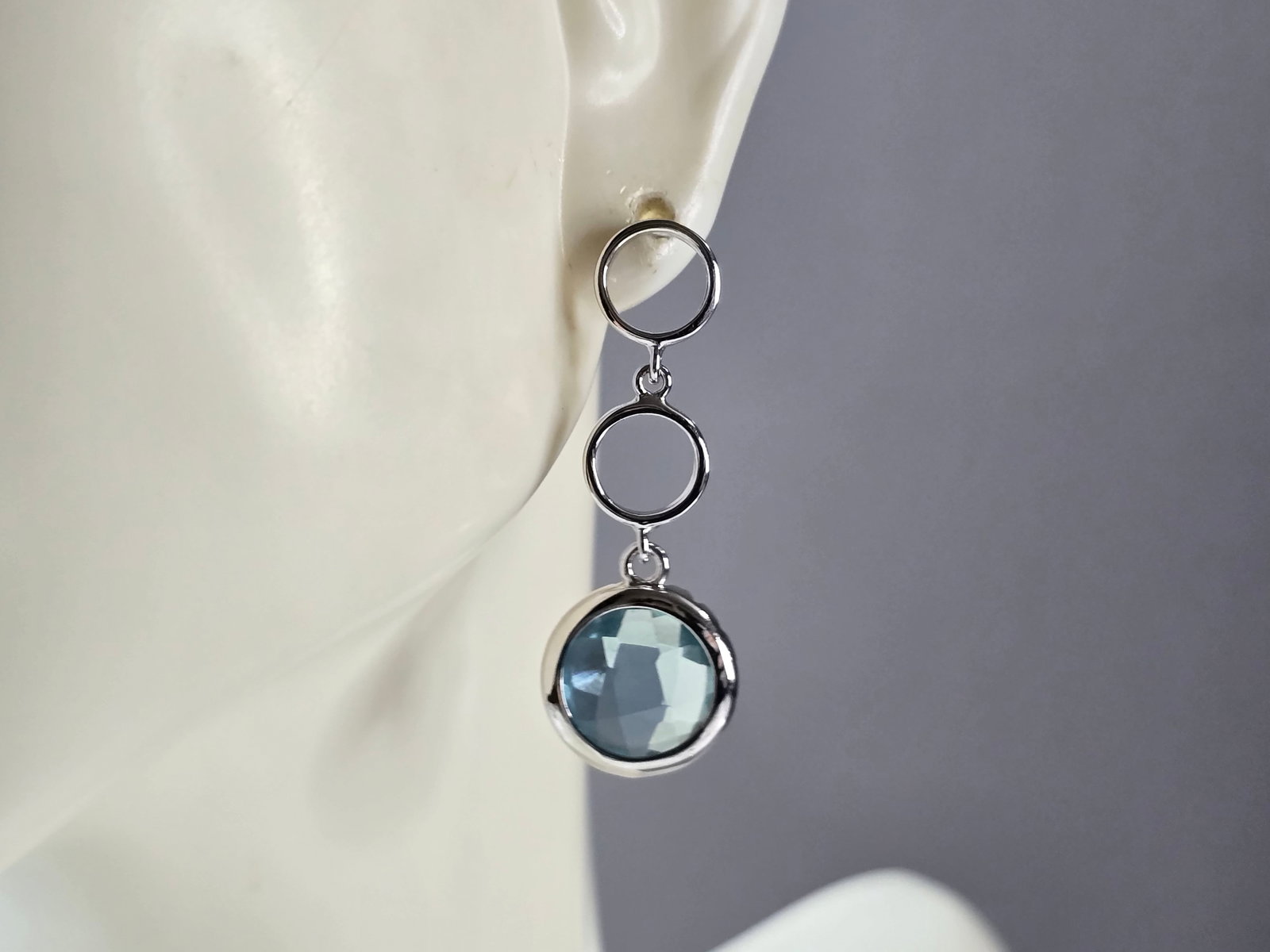 Womens Vintage Estate Sterling Silver Modernist Topaz Earrings: A PAIR OF WOMENS VINTAGE ESTATE STERLING SILVER MODERNIST TOPAZ COLORED EARRINGS THAT WEIGH 3.6g AND MEASURE 1 1/4" LONG BY 1/2" WIDE. NOT SURE IF STONES ARE NATURAL OR MAN MADE. ANY QUESTIONS, PLEASE