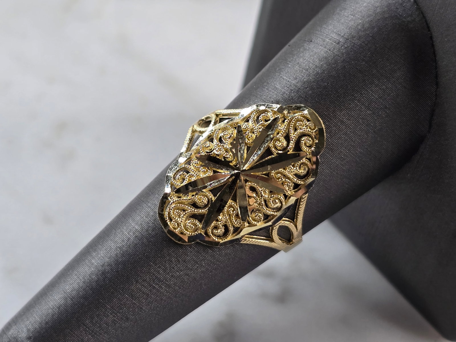 Womens 10K Yellow Gold Modernist Filigree Ring: A WOMENS 10K YELLOW GOLD MODERNIST FILIGREE RING. THE RING IS A SIZE 9.0, AND WEIGHS 2.0g. THE LENGTH OF THE RING IS 7/8". THE RING MAKES A LOVELY GIFT FOR THAT SOMEONE SPECIAL. ANY QUESTIONS, PLEASE 