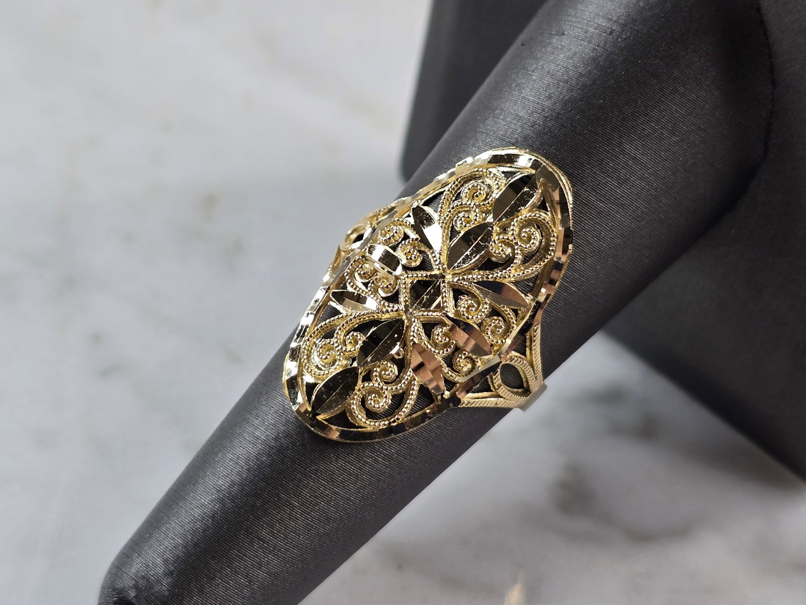 Womens 10K Yellow Gold Modernist Filigree Ring: A WOMENS 10K YELLOW GOLD MODERNIST FILIGREE RING. THE RING IS A SIZE 1.0 AND WEIGHS 2.3g. THE LENGTH OF THE RING IS 1". THE RING MAKES A LOVELY GIFT FOR THAT SOMEONE SPECIAL. ANY QUESTIONS, PLEASE ASK