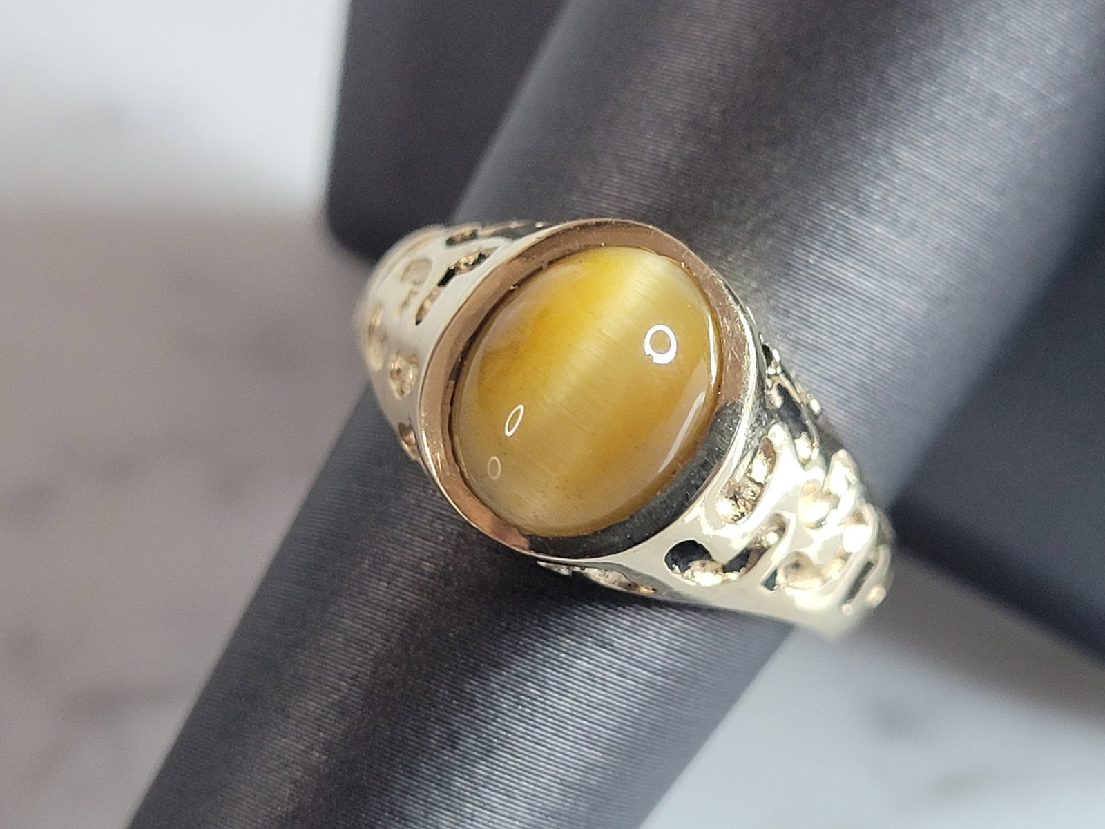 Womens Mens Vintage Estate 14K Yellow Gold Tigers Eye Ring: A WOMENS VINTAGE ESTATE 14K YELLOW GOLD TIGERS EYE RING. THE RING IS A SIZE 9.0 AND WEIGHS 6.7g. THE WIDTH OF THE RING IS 1/2". THE RING MAKES A BEAUTIFUL, IMPRESSIVE GIFT FOR THAT SOMEONE SPECIAL. AN