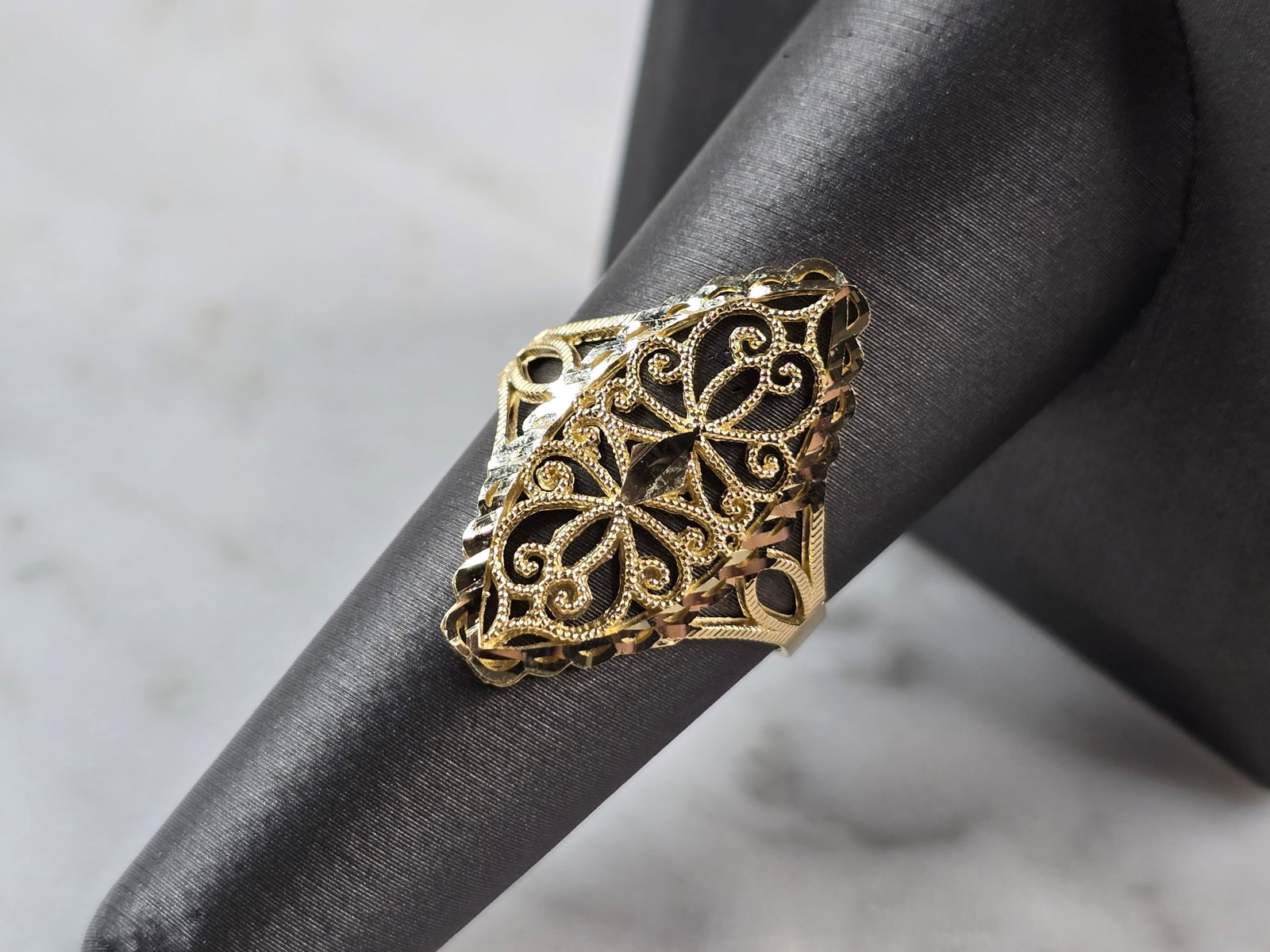 Womens 10K Yellow Gold Modernist Filigree Ring: A WOMENS 10K YELLOW GOLD MODERNIST FILIGREE RING. THE RING IS A SIZE 8.0, AND WEIGHS 1.7g. THE LENGTH OF THE RING IS 1". THE RING MAKES A LOVELY GIFT FOR THAT SOMEONE SPECIAL. ANY QUESTIONS, PLEASE AS