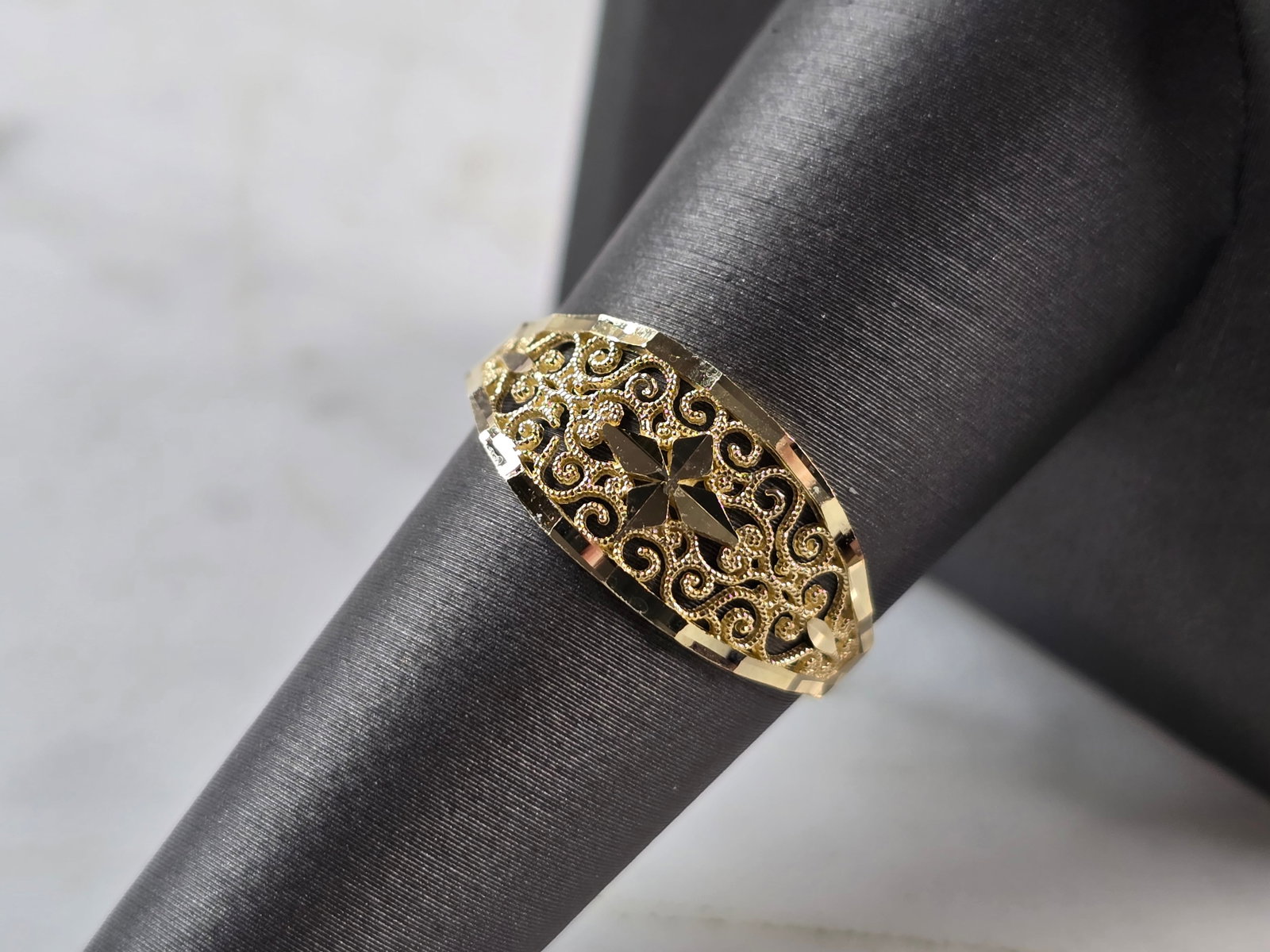 Womens 10K Yellow Gold Modernist Filigree Ring: A WOMENS 10K YELLOW GOLD MODERNIST FILIGREE RING. THE RING IS A SIZE 8.25 AND WEIGHS 1.0g. THE WIDTH OF THE RING IS 3/8". THE RING MAKES A LOVELY GIFT FOR THAT SOMEONE SPECIAL. ANY QUESTIONS, PLEASE A
