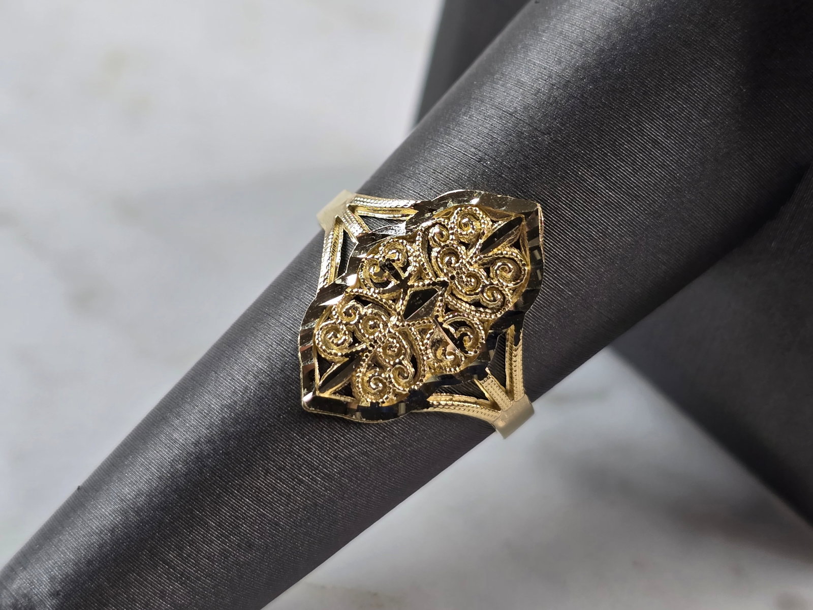 Womens 10K Yellow Gold Modernist Filigree Ring: A WOMENS 10K YELLOW GOLD MODERNIST FILIGREE RING. THE RING IS A SIZE 8.0 AND WEIGHS 1.5g. THE WIDTH OF THE RING IS 3/4". THE RING MAKES A LOVELY GIFT FOR THAT SOMEONE SPECIAL. ANY QUESTIONS, PLEASE AS