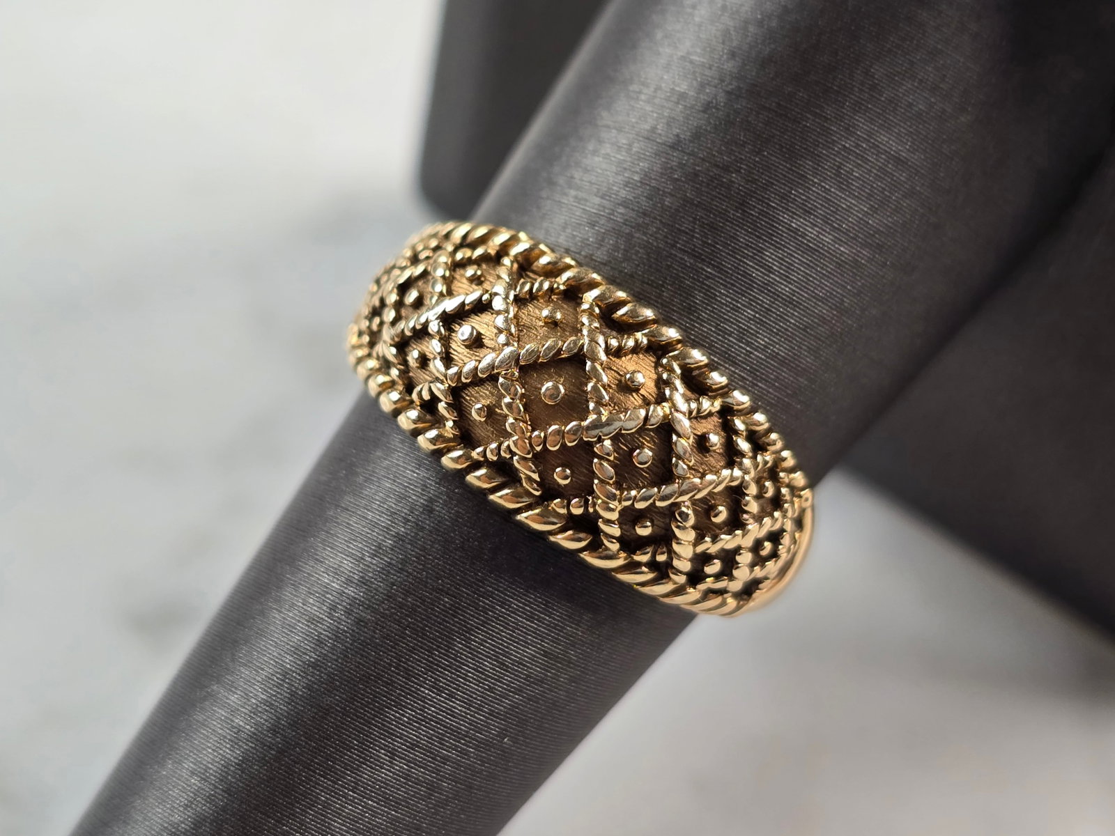 Womens Vintage Estate 10K Yellow Gold Modernist Ring: A WOMENS VINTAGE ESTATE 10K YELLOW GOLD MODERNIST RING. THE TOTAL WEIGHT IS 4.0g, AND IS A SIZE 8.0. THE WIDTH OF THE RING IS 3/8". RING IS MARKED ON THE INSIDE OF THE BAND. ANY QUESTIONS PLEASE DONT 