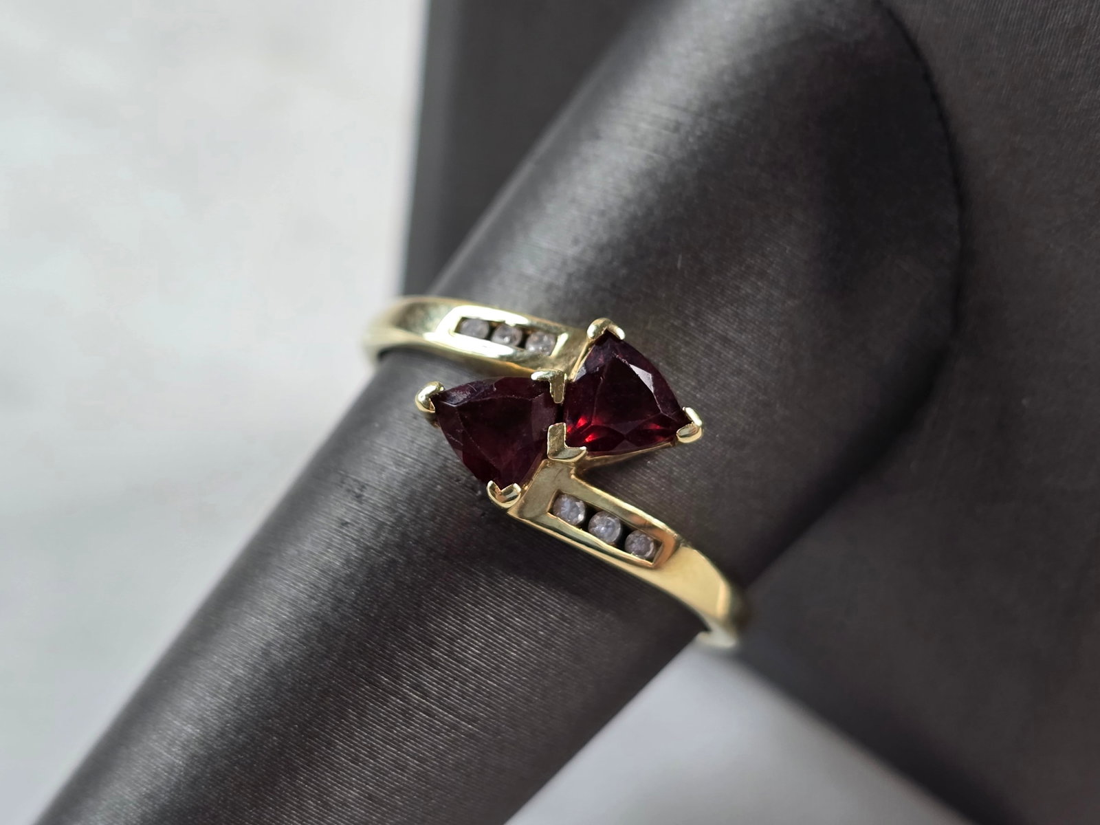 Womens Vintage Estate 10k Yellow Gold Garnet & Diamond Ring: A WOMENS VINTAGE ESTATE 10K YELLOW GOLD GARNET & DIAMOND RING. THE RING IS A SIZE 9.75 AND WEIGHS 2.1g. THE WIDTH OF THE RING IS ABOUT 3/8". THERE ARE 6 TINY DIAMONDS. THE RING MAKES A WONDERFUL GIFT 