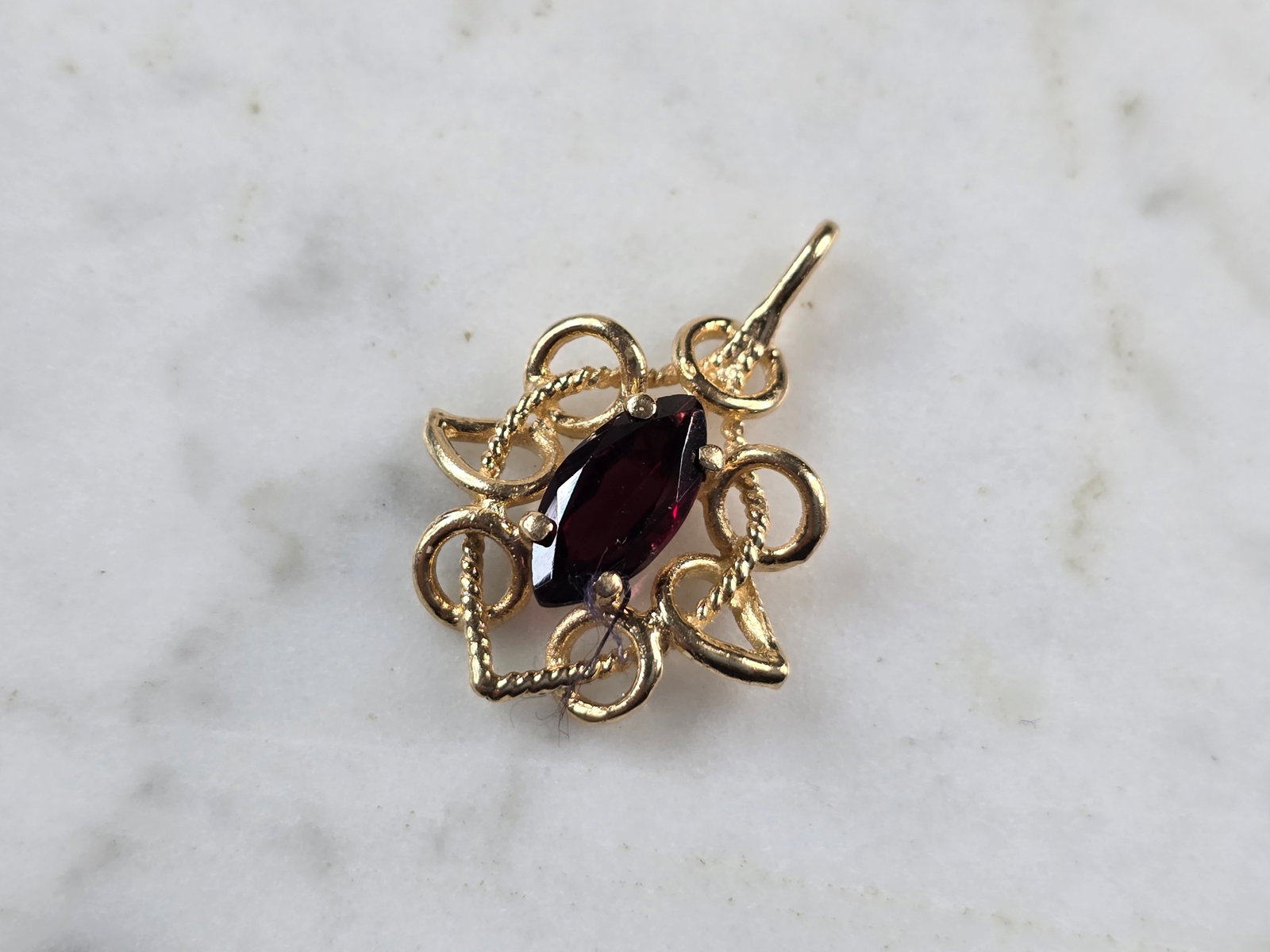 Womens Vintage Estate 14k Yellow Gold Garnet Pendant: A WOMENS VINTAGE ESTATE 14K YELLOW GOLD GARNET PENDANT. THE TOTAL WEIGHT IS 2.2g. THE PENDANT MEASURES 7/8" LONG BY 5/8" WIDE. PENDANT IS STAMPED ON THE BACK. ANY QUESTIONS PLEASE DONT HESITATE TO ASK