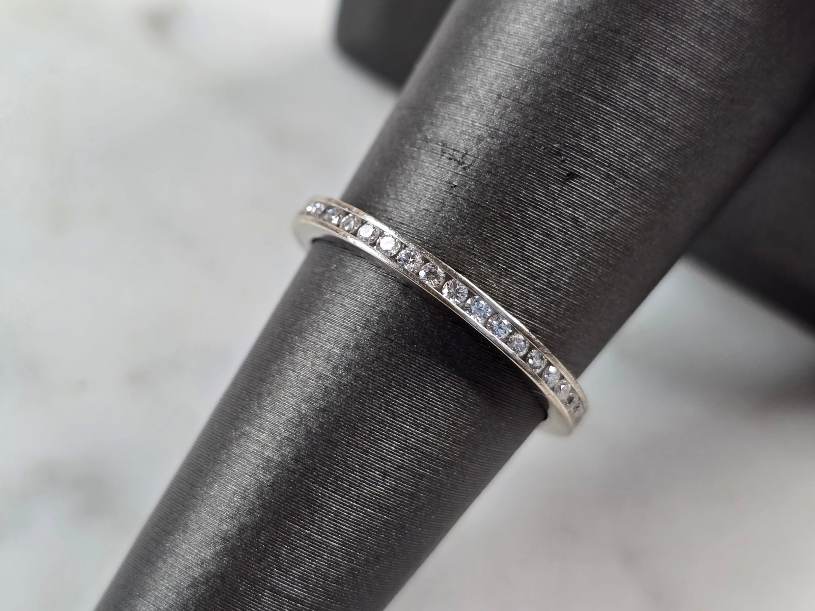 Womens Vintage Estate 18K White Gold Diamond Eternity Ring: A WOMENS VINTAGE ESTATE 18K WHITE GOLD DIAMOND ETERNITY RING. THE RING IS A SIZE 6.5, AND WEIGH 2.3g. THERE ARE 40 TINY DIAMONDS. THE WIDTH IS ABOUT 1/16". RING MAKES A BEAUTIFUL GIFT FOR THAT SOMEONE