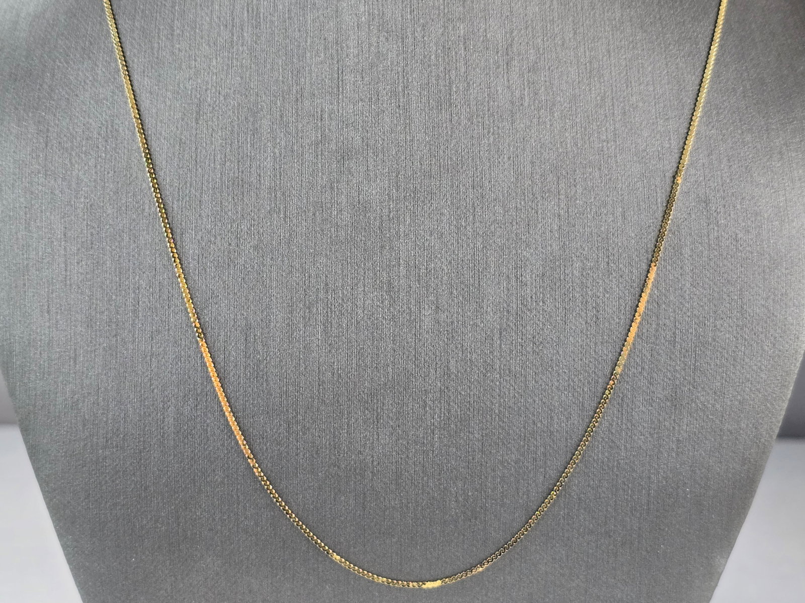 Womens Vintage Estate 14K Yellow Gold Necklace: A WOMENS VINTAGE ESTATE 14K YELLOW GOLD NECKLACE. NECKLACE MEASURES 24" LONG BY 1/16" WIDE. THE NECKLACE WEIGHS 2.1g. WOULD MAKE A LOVELY GIFT FOR THAT SOMEONE SPECIAL. ANY QUESTIONS, PLEASE ASK. BE S