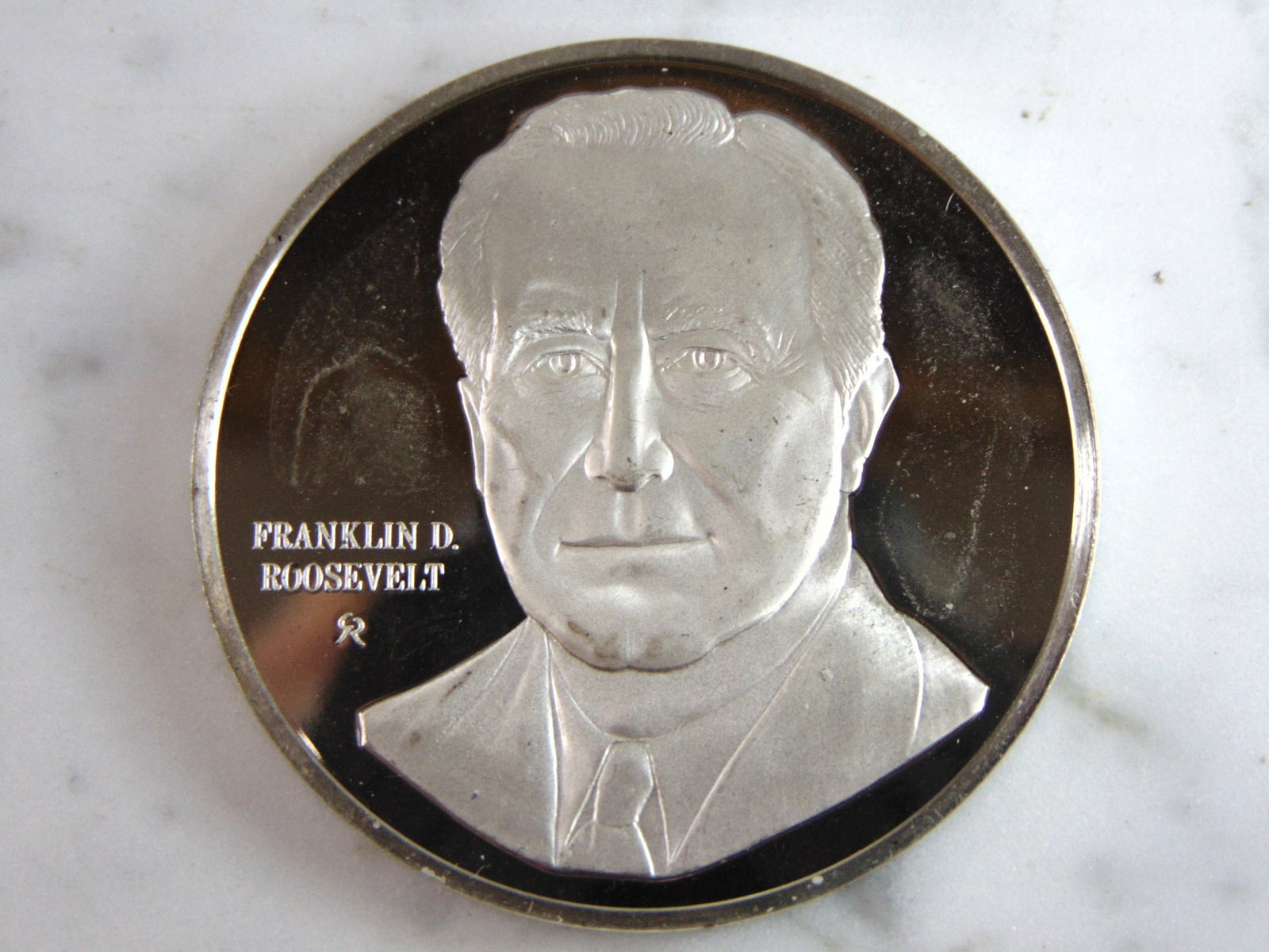 Sterling Silver President Franklin D. Roosevelt Collectible Coin: FOR SALE IS THIS STERLING SILVER PRESIDENT FRANKLIN D. ROOSEVELT COLLECTIBLE COIN. COIN WEIGHS 39.6g. COIN APPEARS TO BE IN VERY GOOD CONDITION, HOWEVER WE ARE NOT COIN EXPERTS WHEN IT COMES TO PROPER