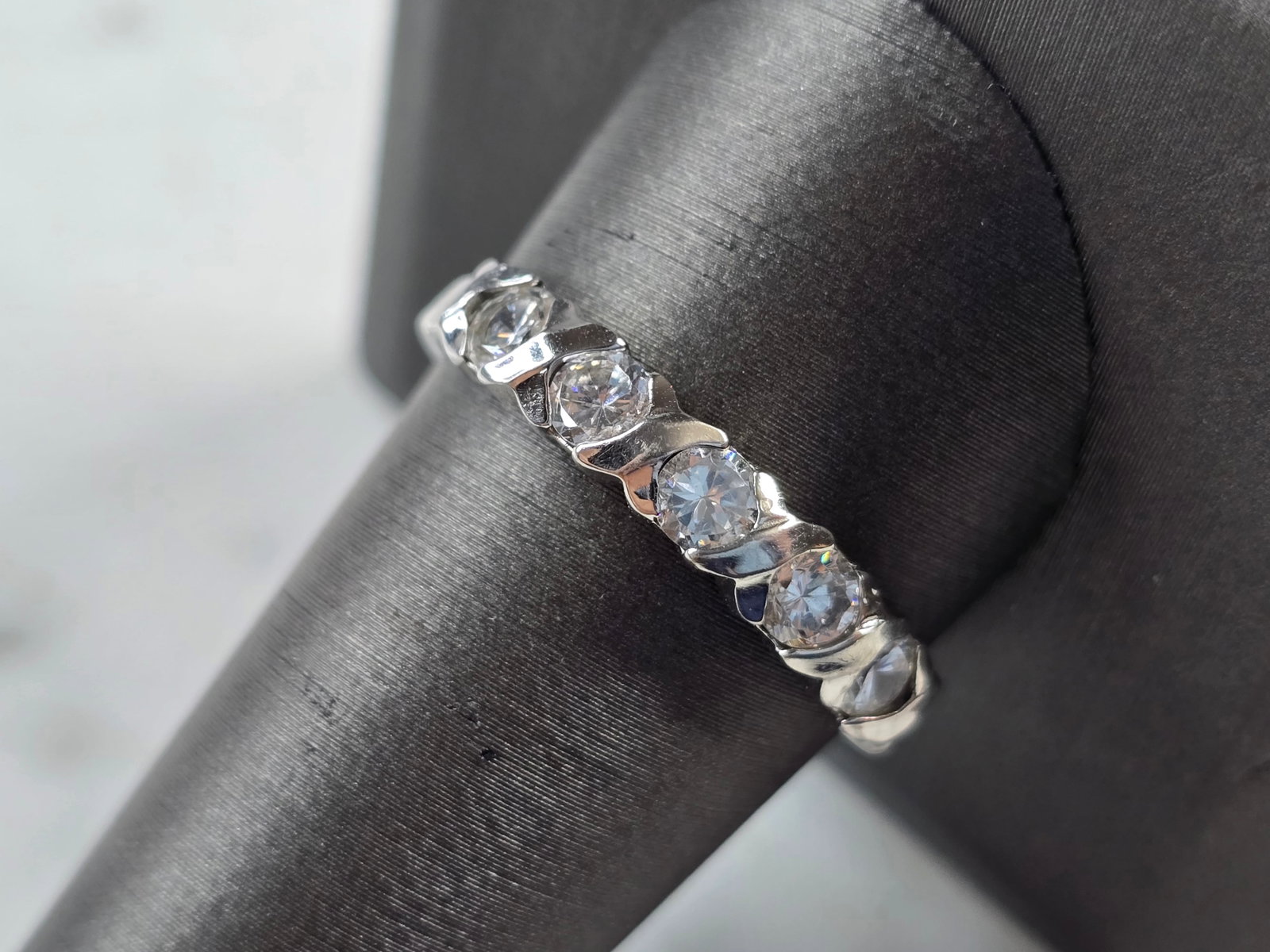 Womens Vintage Estate Sterling Silver CZ Ring: A WOMENS VINTAGE ESTATE STERLING SILVER CZ STONE RING. RING WEIGHS 3.1g AND IS A SIZE 11.0. THE WIDTH OF THE RING IS 3/16". MAKES A GREAT GIFT FOR THAT SOMEONE SPECIAL. ANY QUESTIONS, PLEASE ASK. BE S